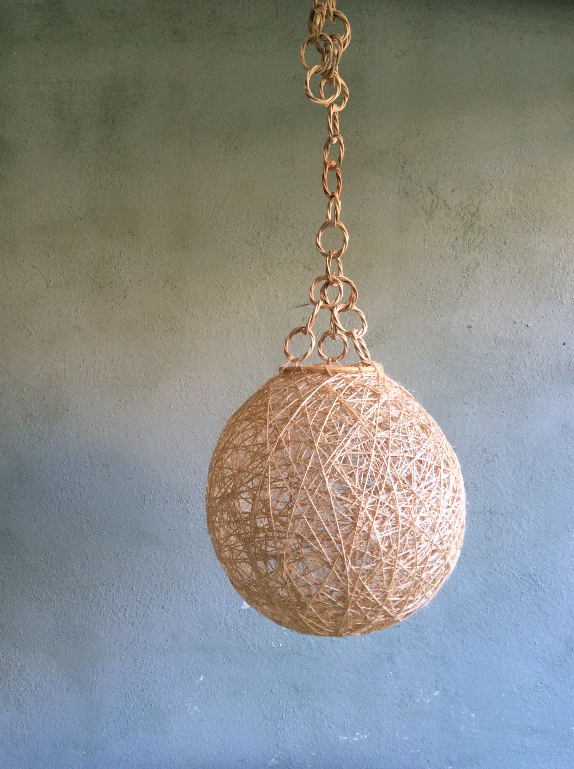 Suspension boule en corde et rotin