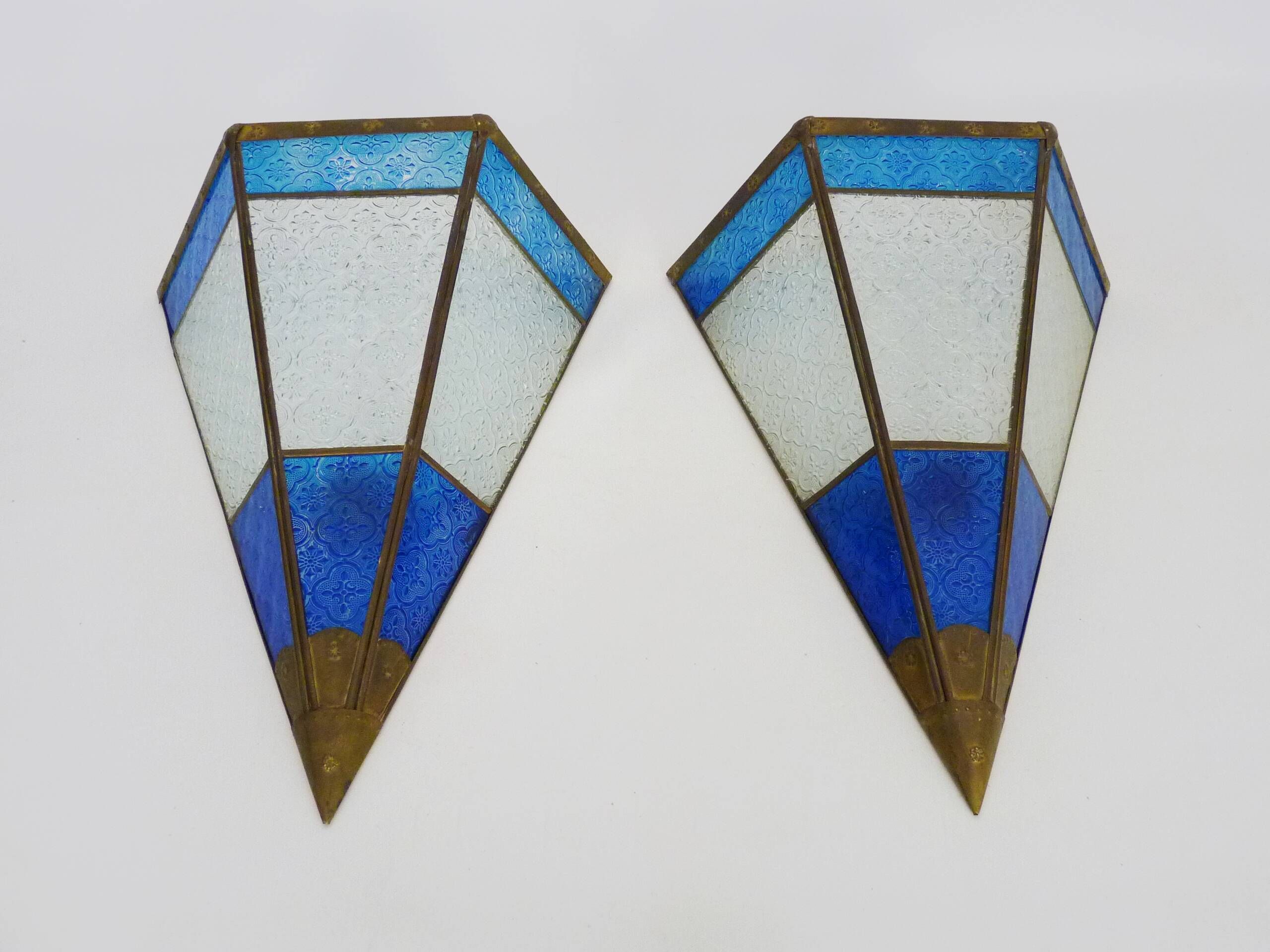 Pair of oriental triangle wall lights in copper and transparent and blue glass. 1970s