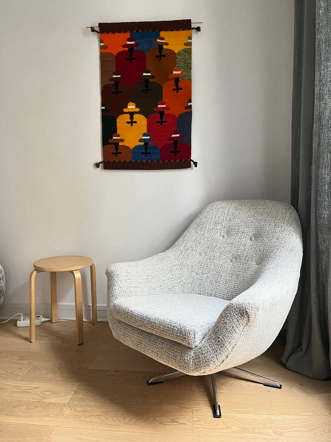 Swivel shell armchair