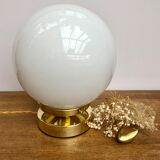 Lampe à poser globe vintage en opaline blanche