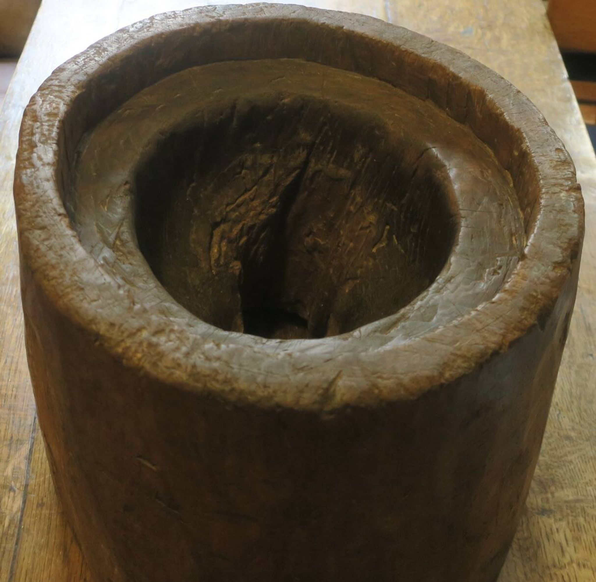 Table basse en souche d'arbre antique sculptée avec plateau en verre circulaire