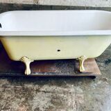 Lion feet bathtub