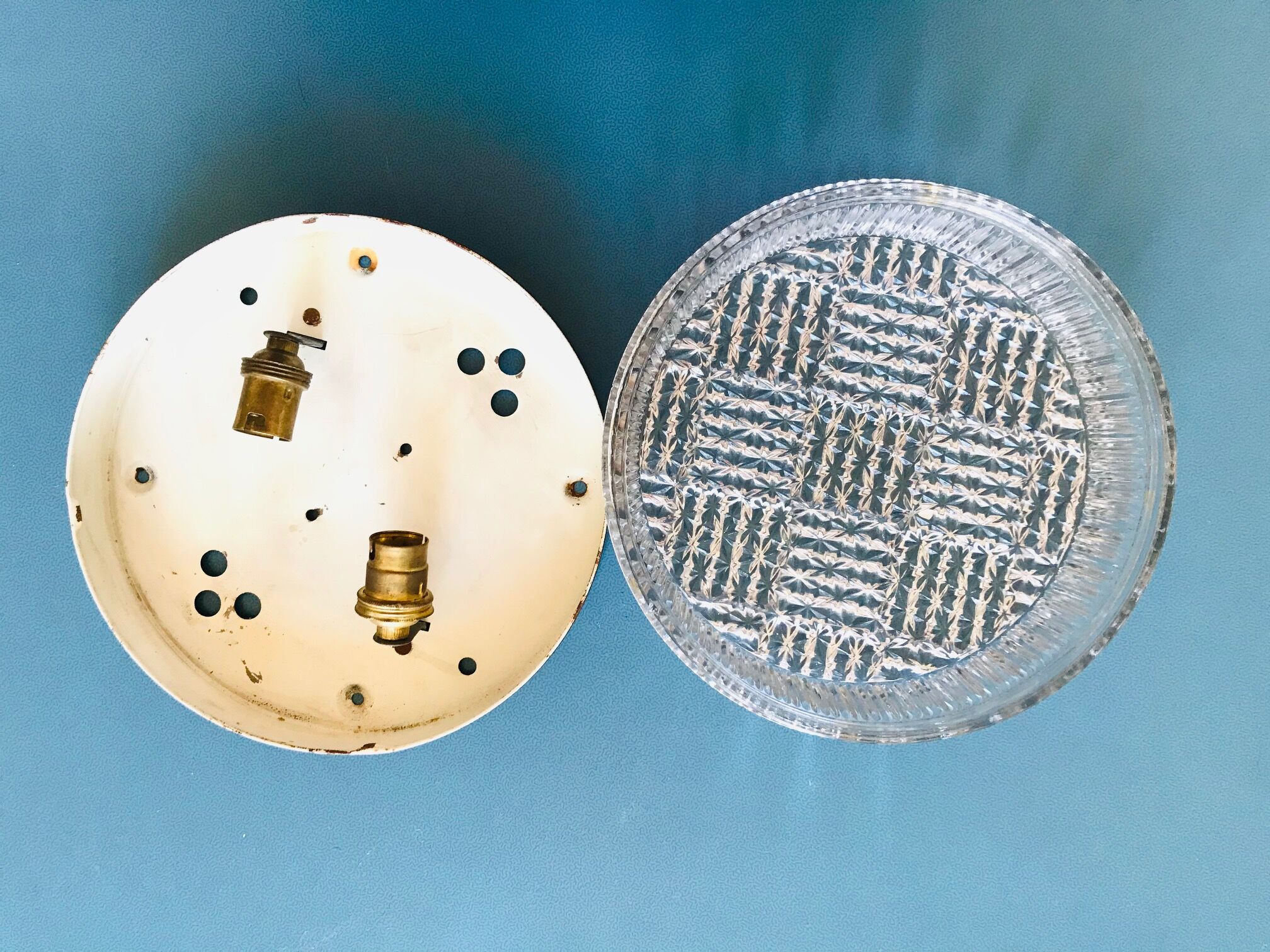 Round ceiling light in chiseled glass