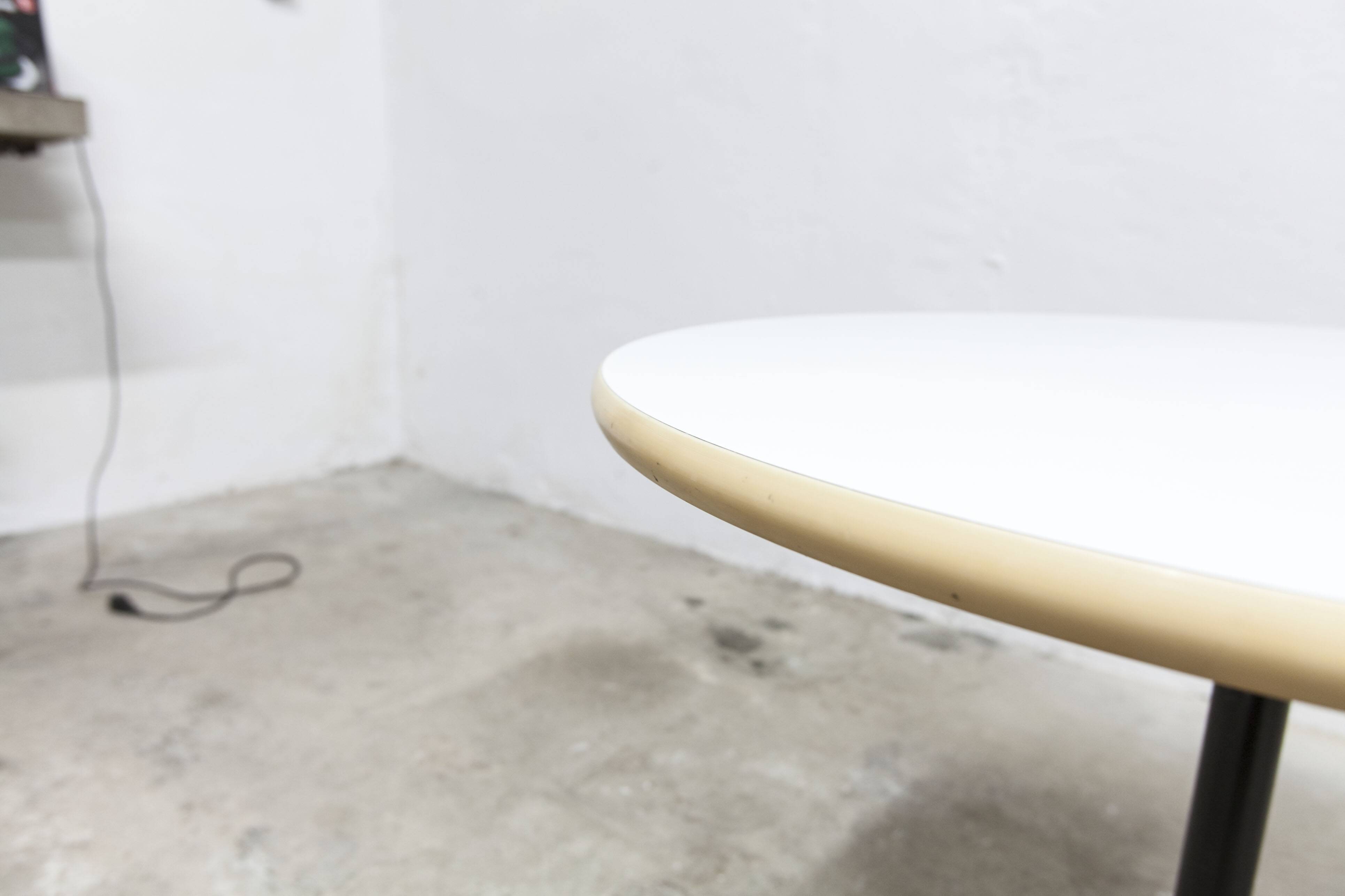 Table a café vintage par Charles et Ray Eames pour Hermann Miller; Suisse 1960 H 65cm