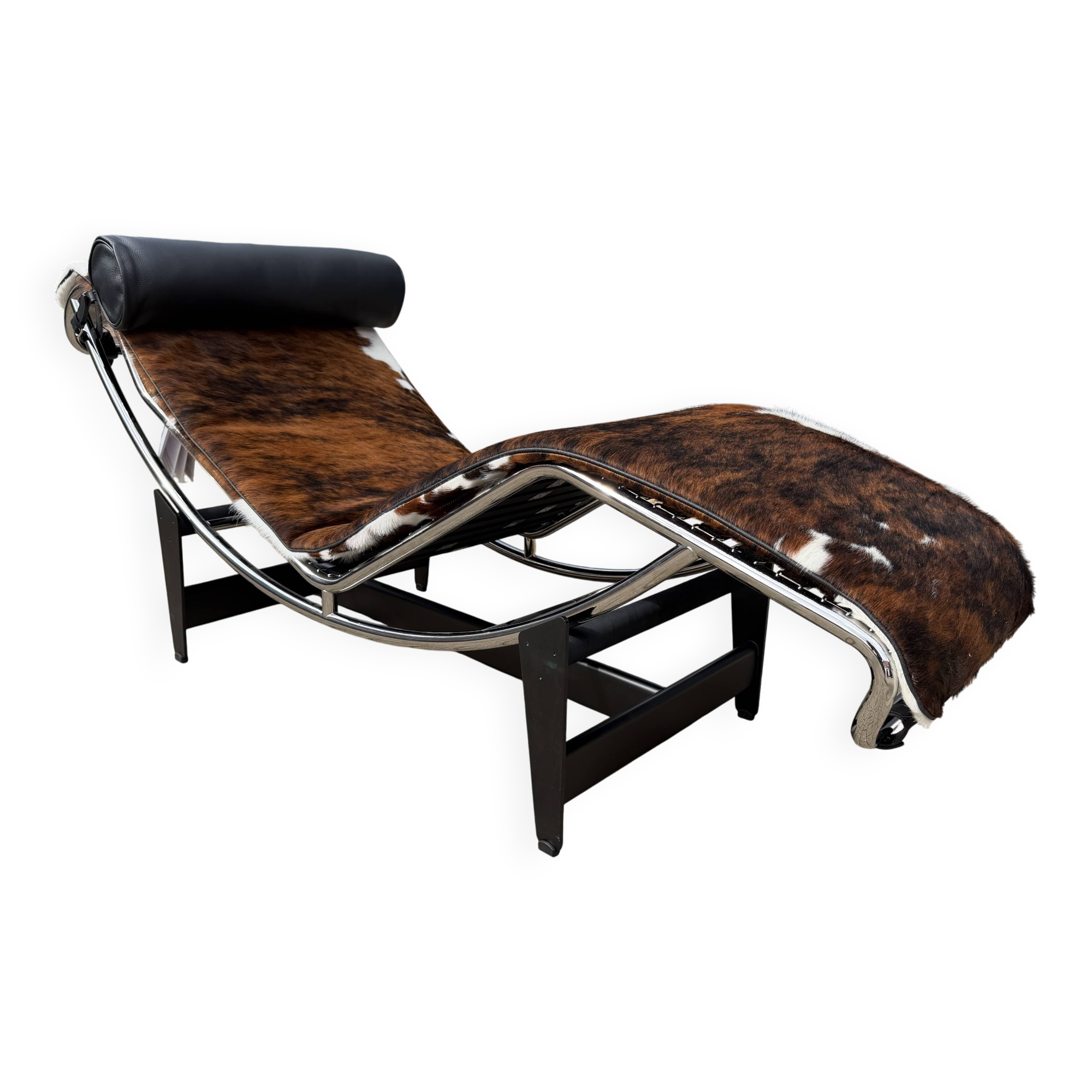 Cassina LC4 Le Corbusier original (signed) in cowhide, in new condition.