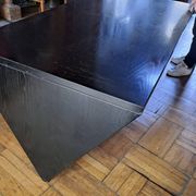 Grand bureau bois laqué et granite 1980