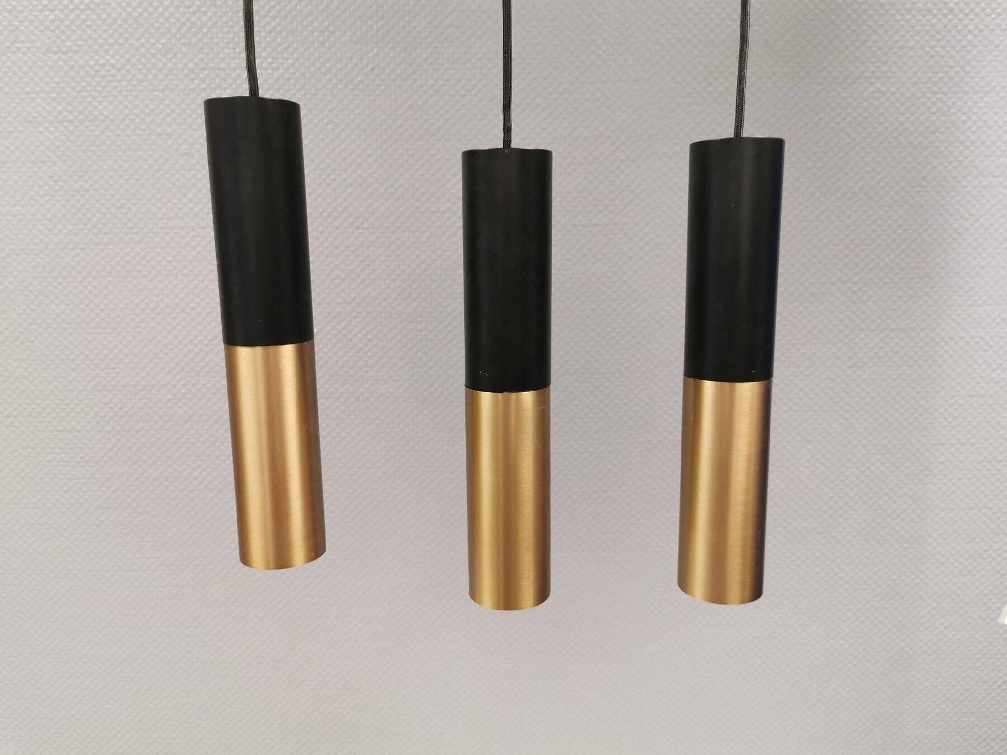 3 suspensions en forme de cylindre de Creativ Cables (Turin, Italie)