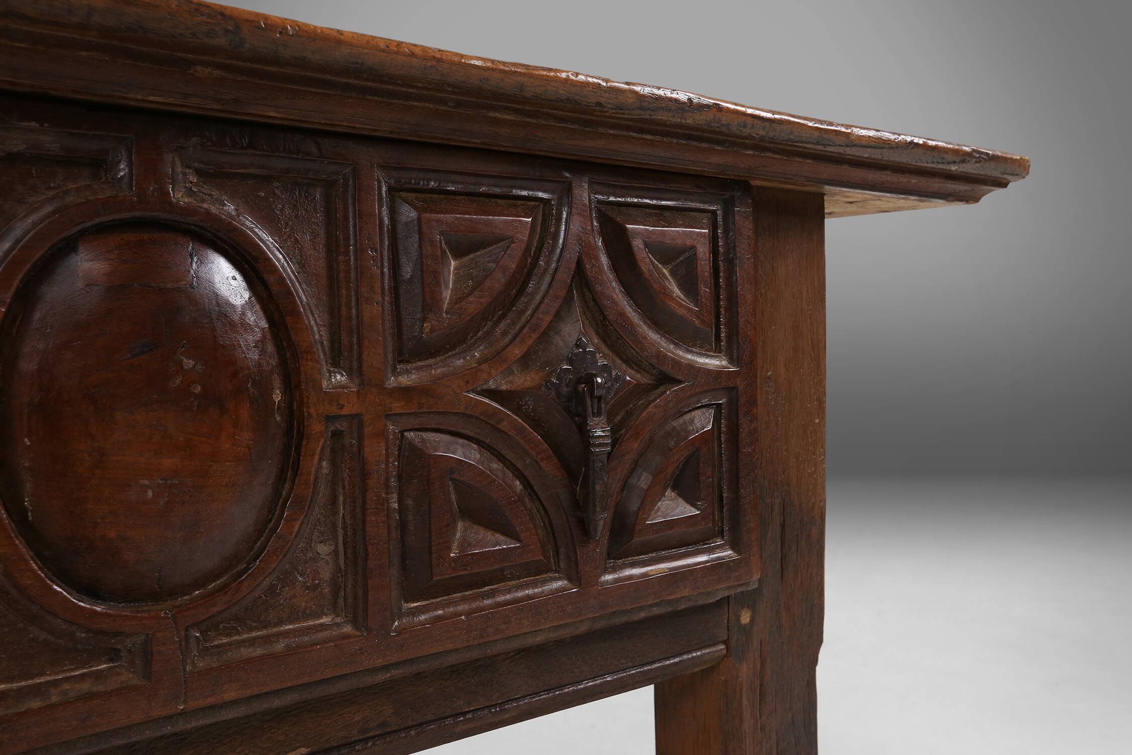 Antique Spanish console table in oak wood, with 2 large drawers from the 18th century.
