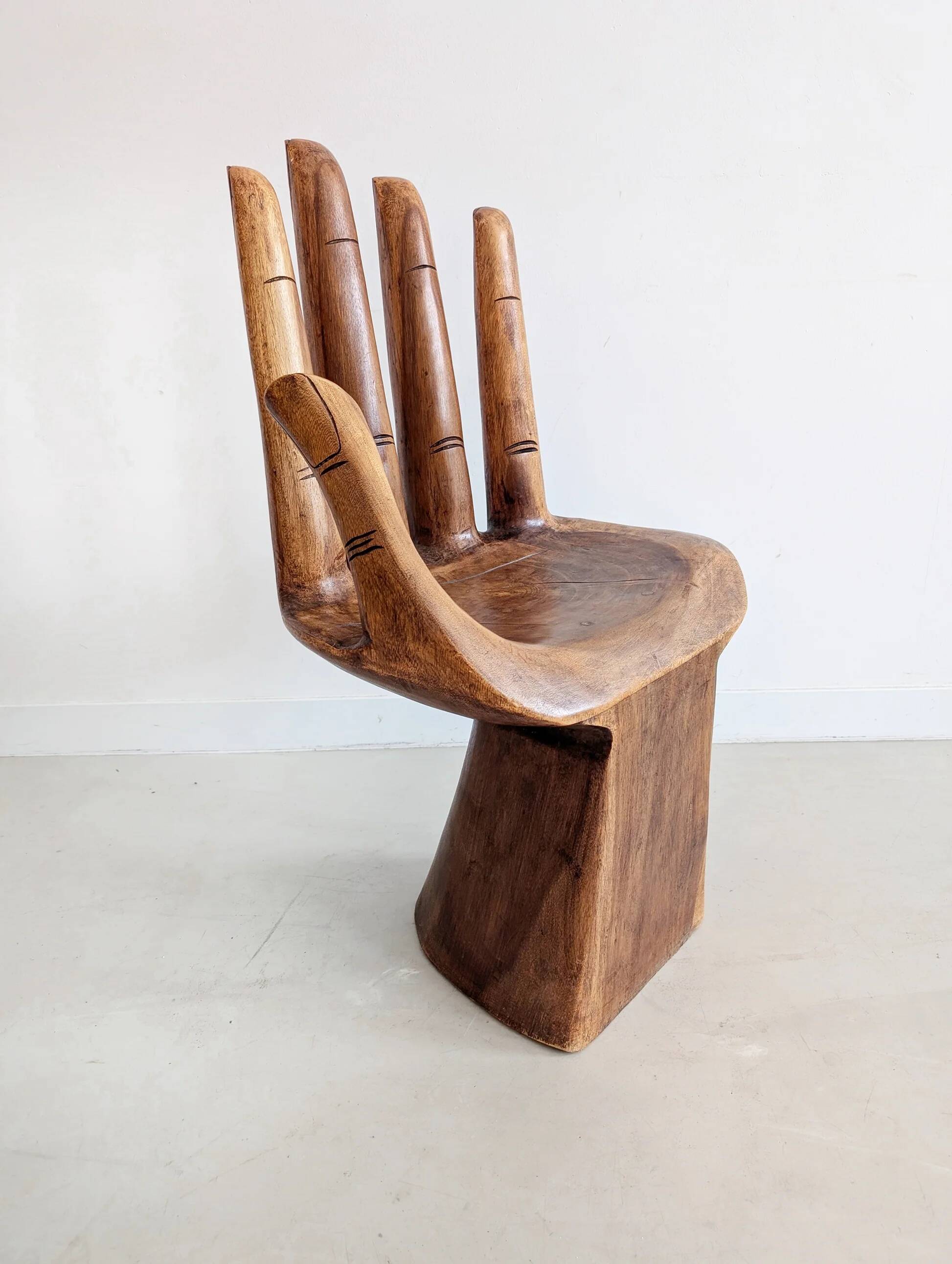 Chaise en bois de suar sculpté à la main, années 1970
