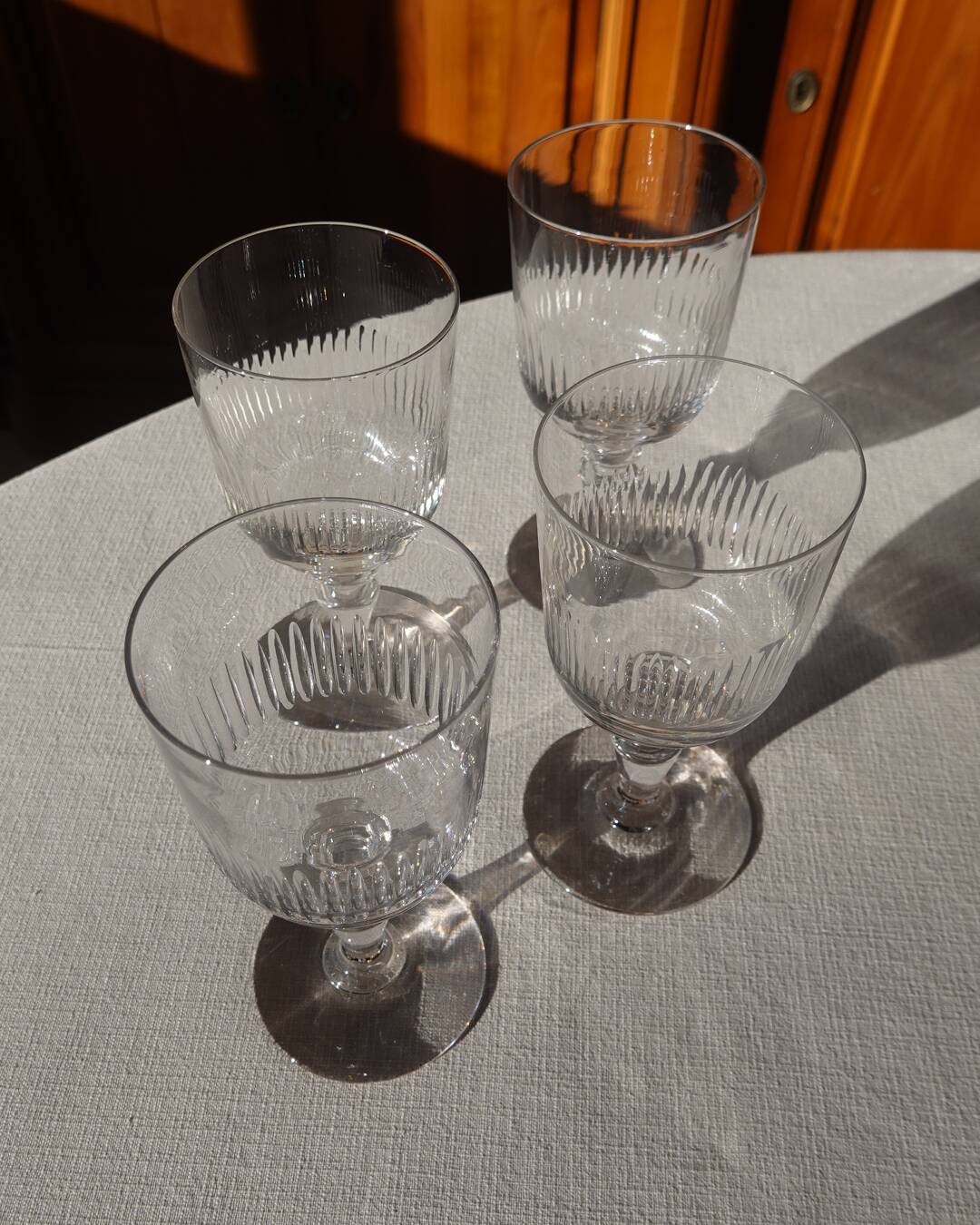 Set of 4 stemmed glasses with chiseled decoration