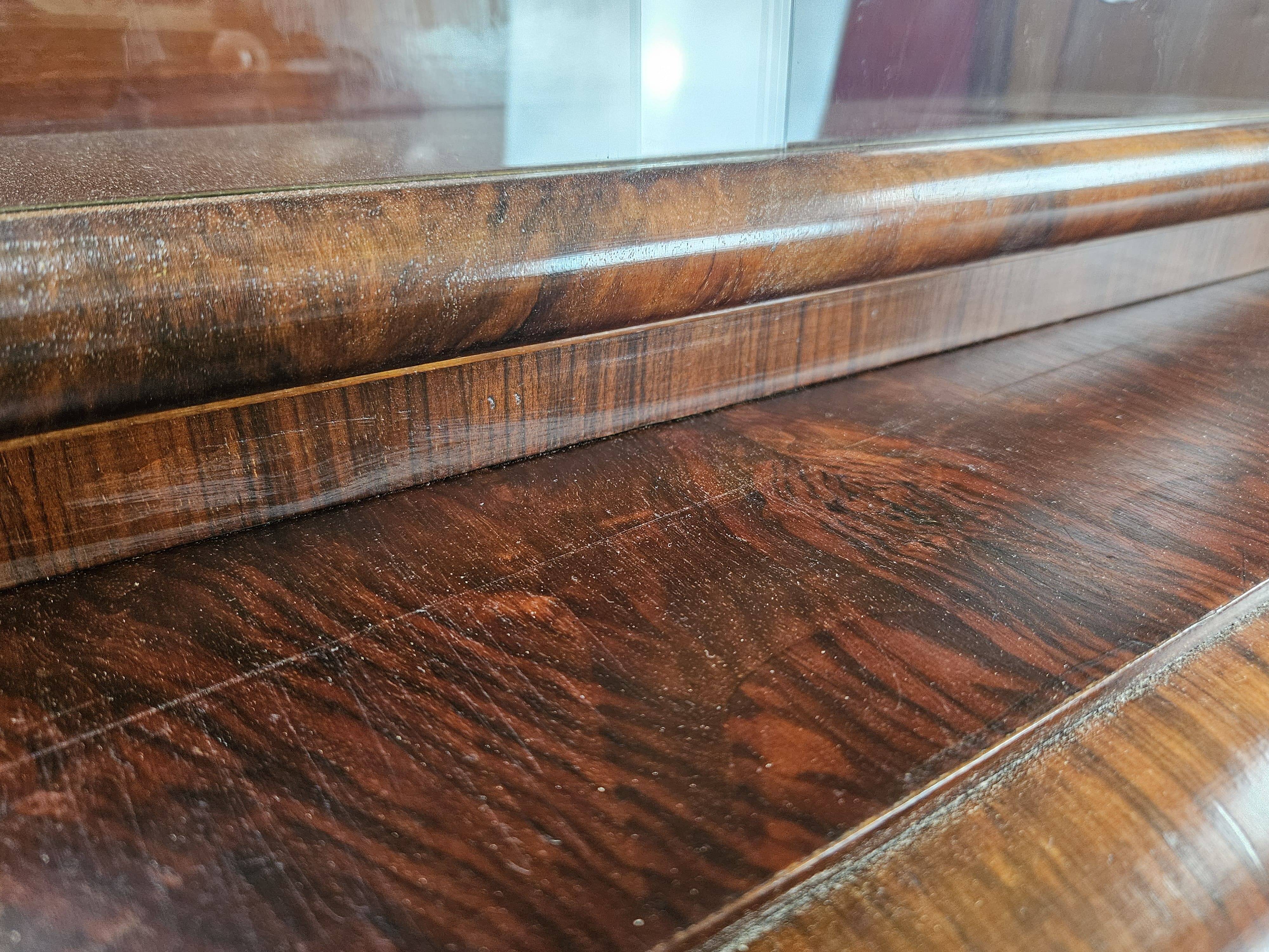 Vitrine Art Déco des années 1930 en noyer et racine de noyer