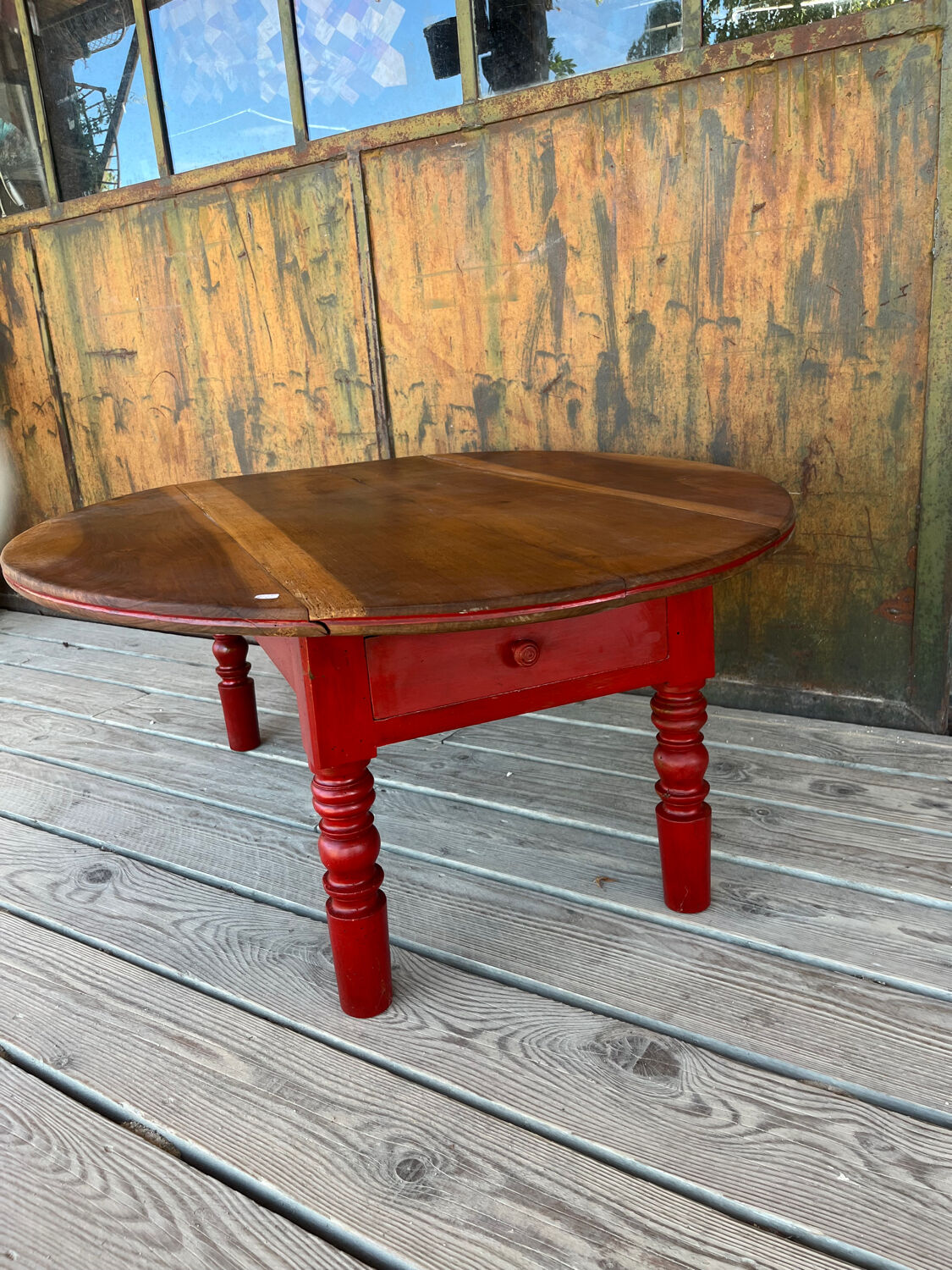 Oval coffee table in wood and red