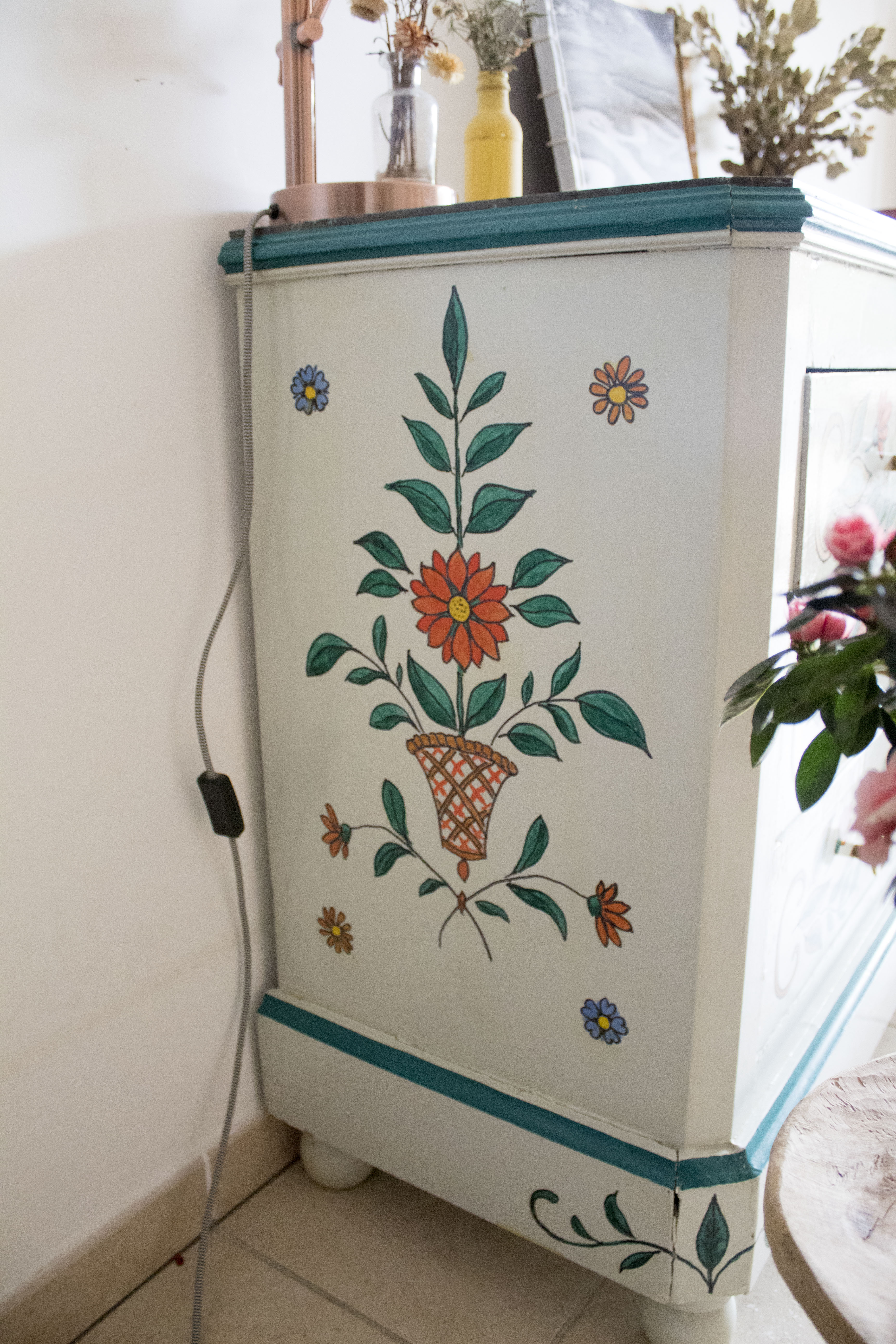 Solid wood chest of drawers