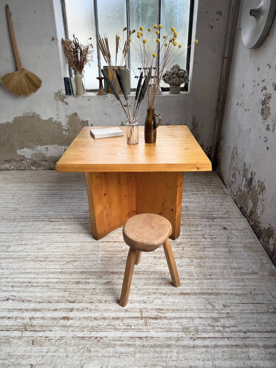 Table carrée moderniste en pin massif, années 50