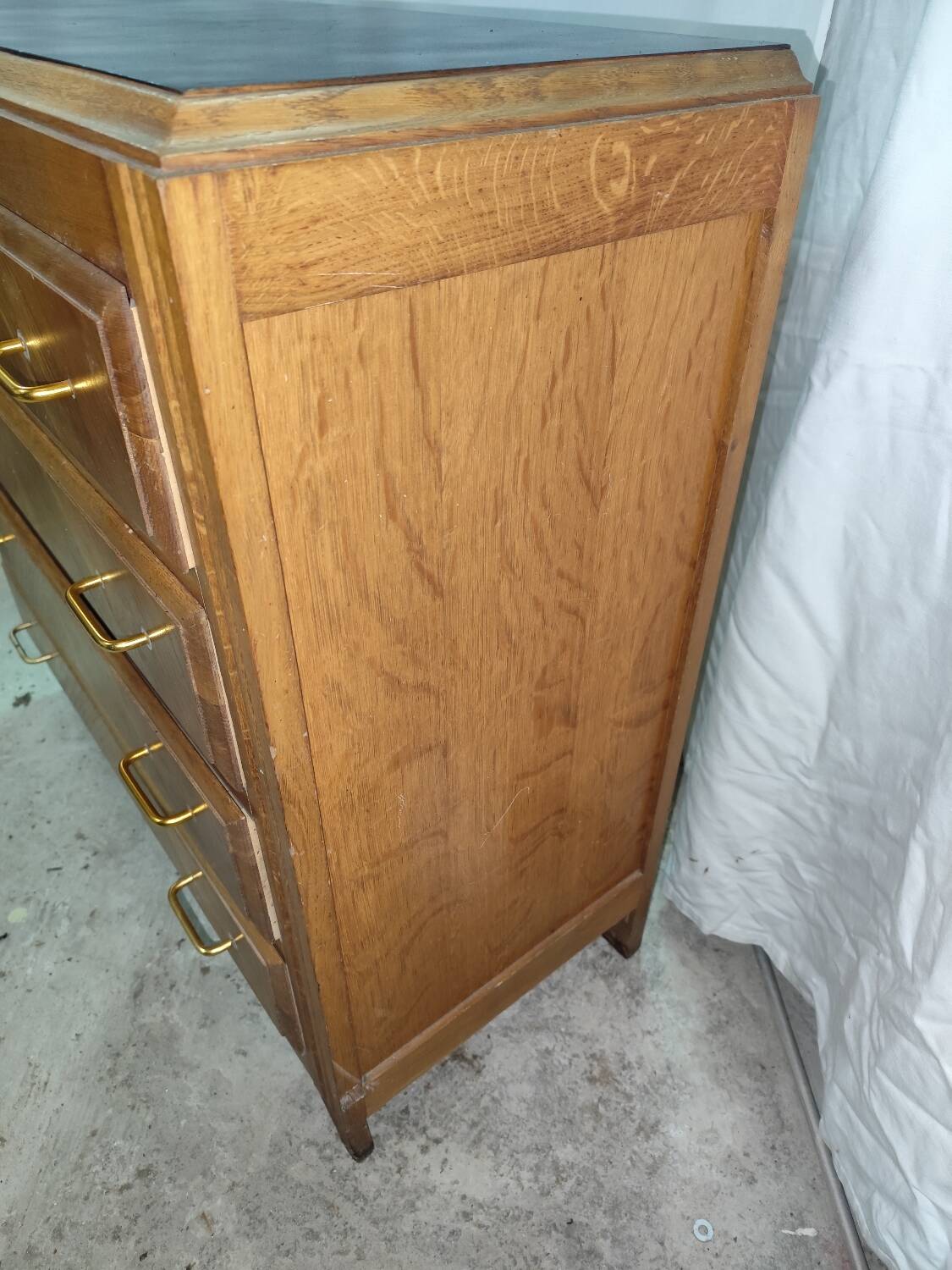 Pretty chest of drawers with 4 compass-legged oak veneer drawers