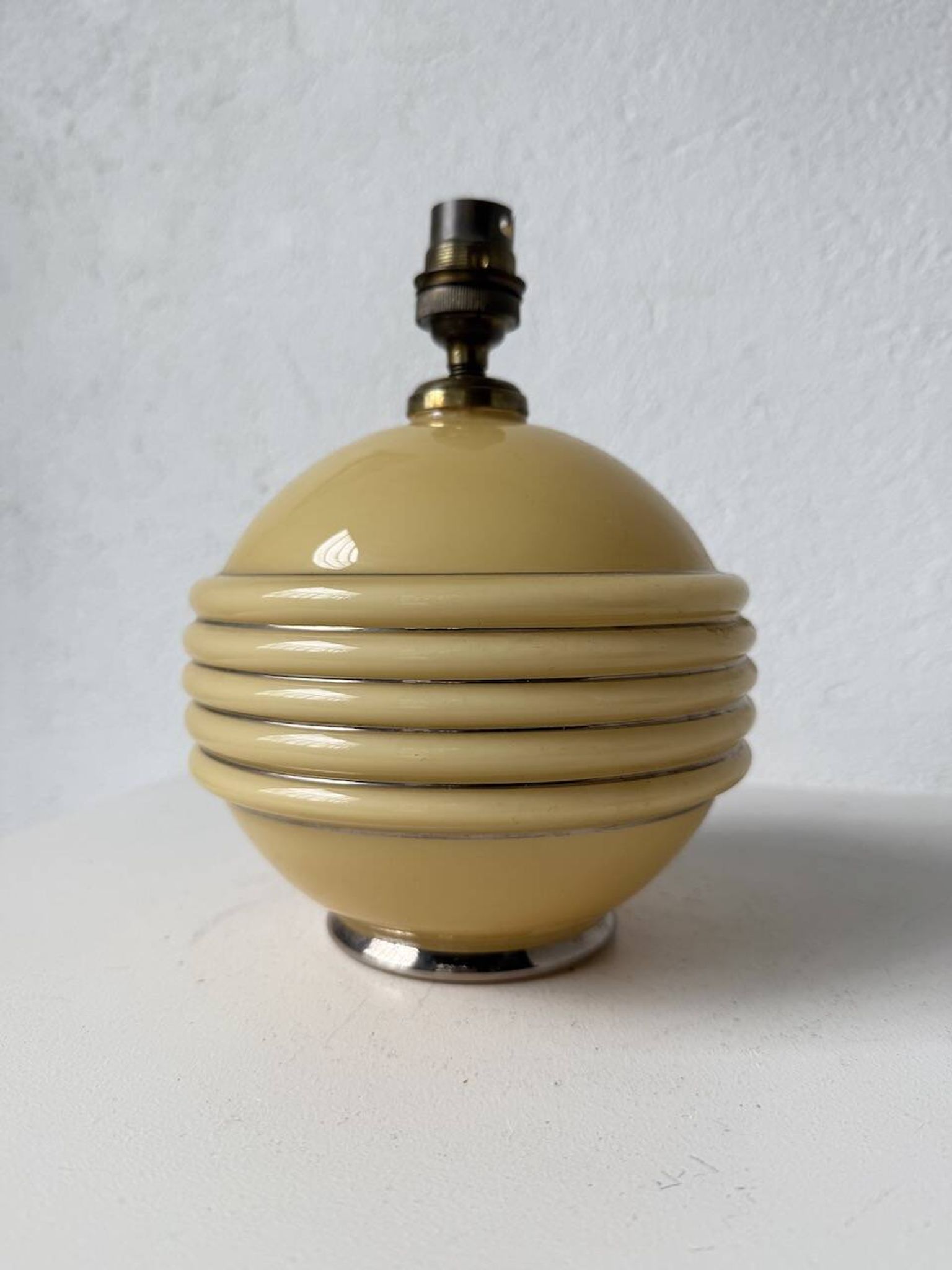 Lampe de table opaline Art Déco tchécoslovaquie