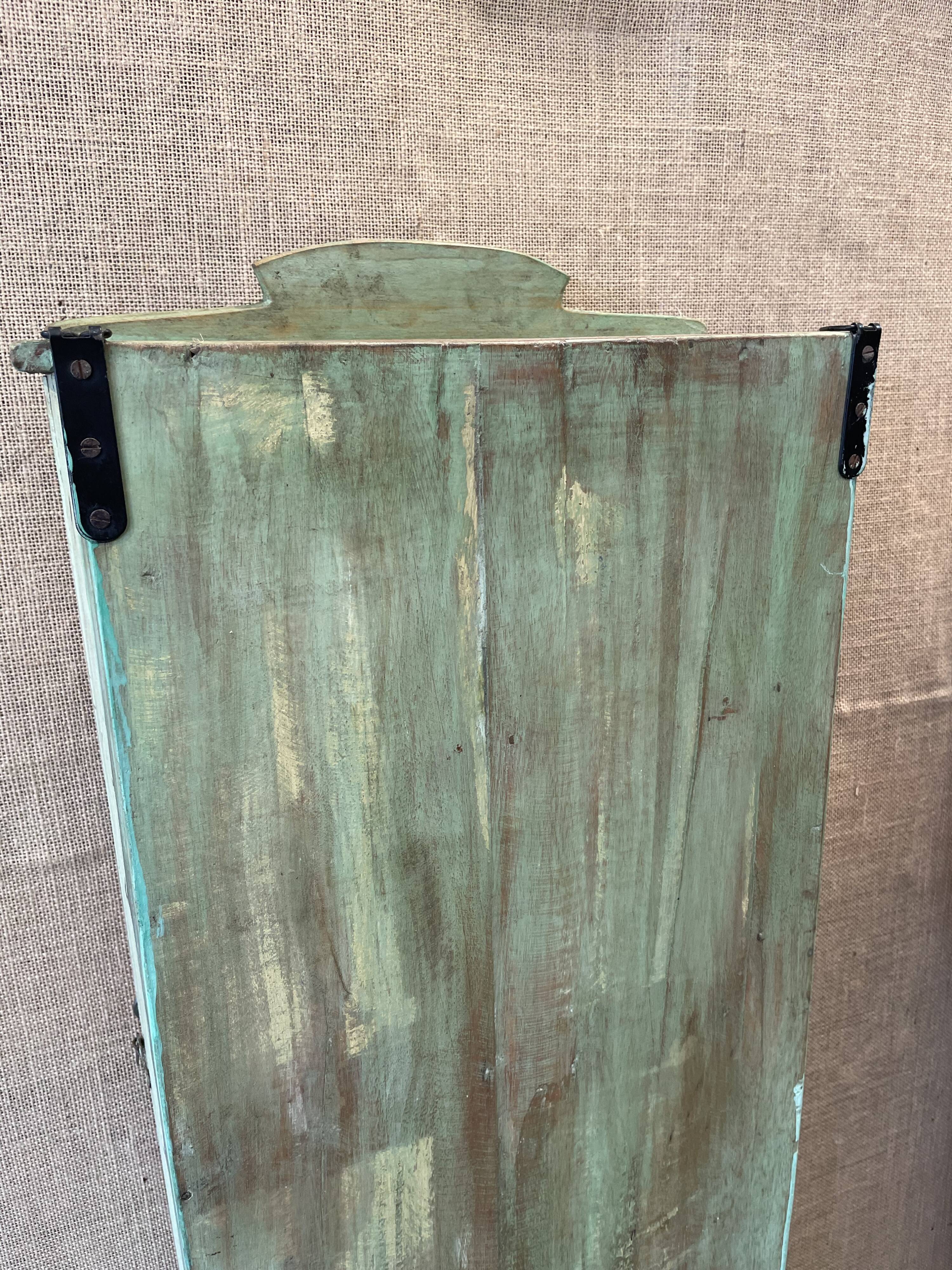 Petite vitrine en bois laqué vert