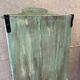 Petite vitrine en bois laqué vert
