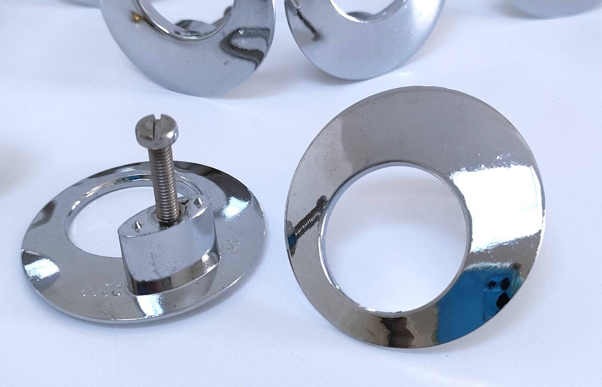 Lot de 18 boutons de meuble métal chromé design années 70