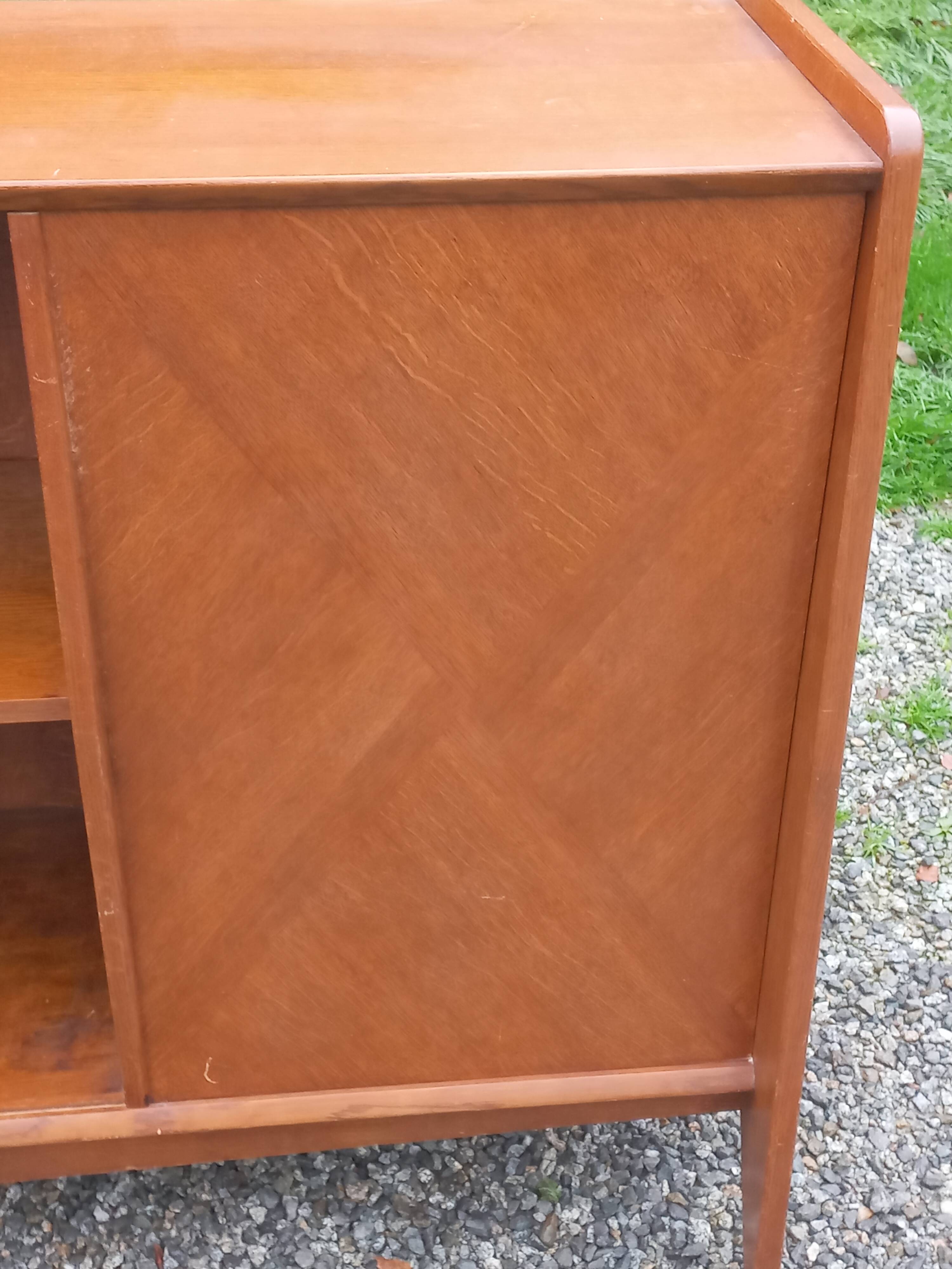 Enfilade vintage en chêne doré portes coulissantes pieds compas 1950