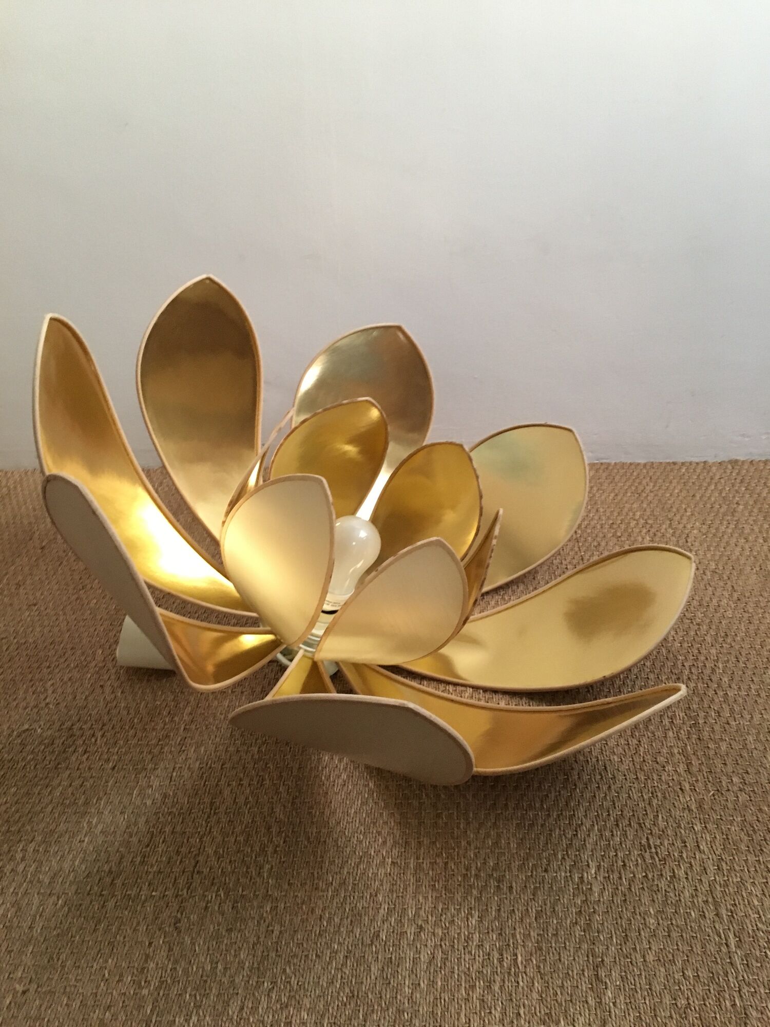 Suspension fleur petales beiges et dorees vintage