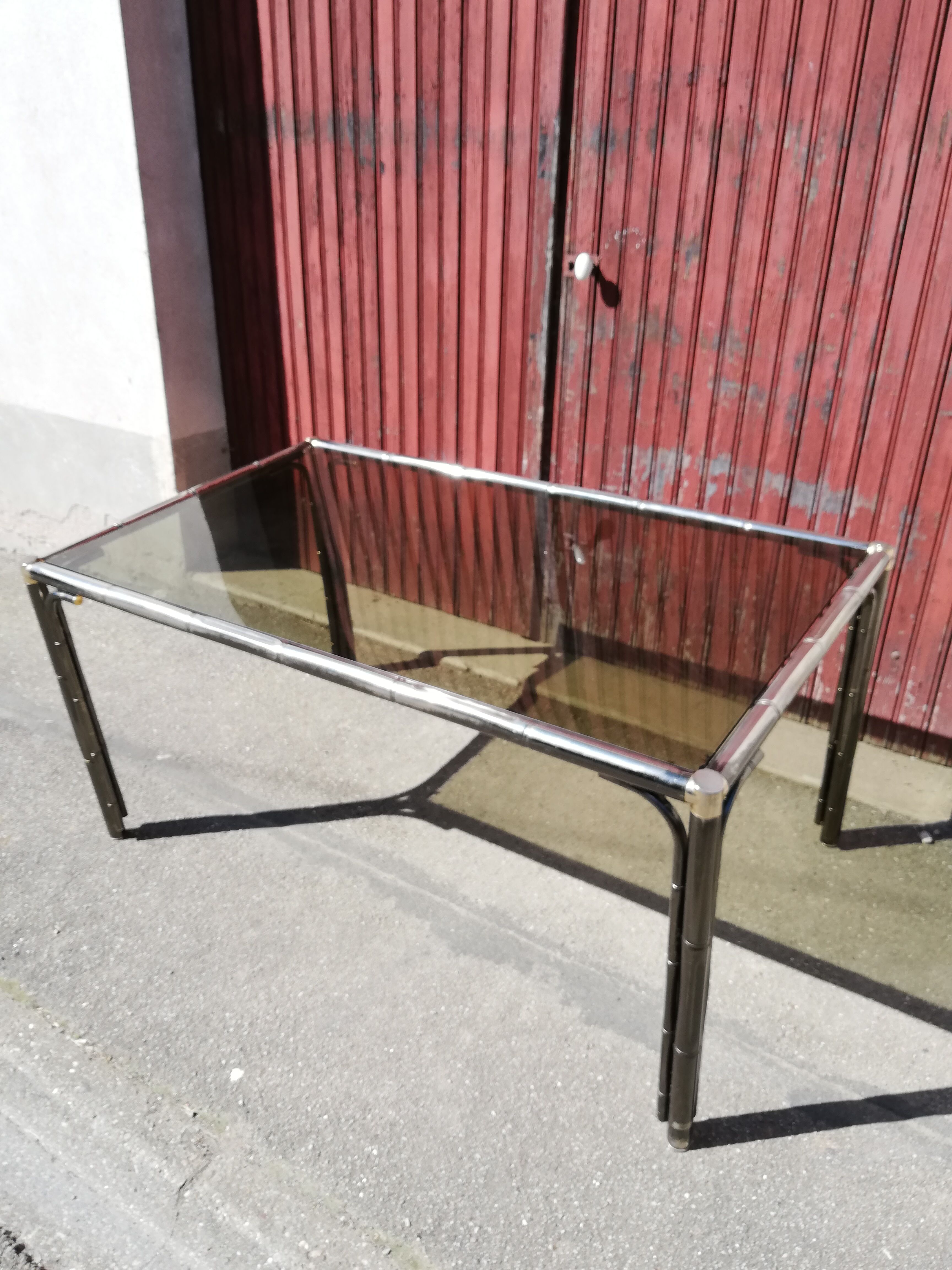 Table patine canon de fusil plateau verre fumé