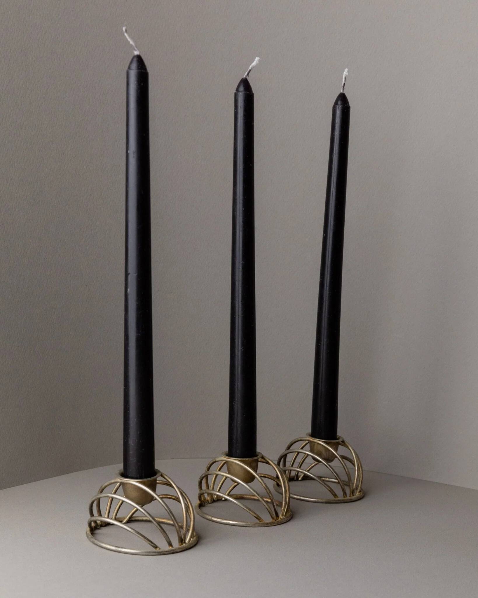 Trois porte-bougies en laiton doré vintage avec cadre en fil de fer en forme de dôme - décor italien des années 1970 du milieu du siècle.