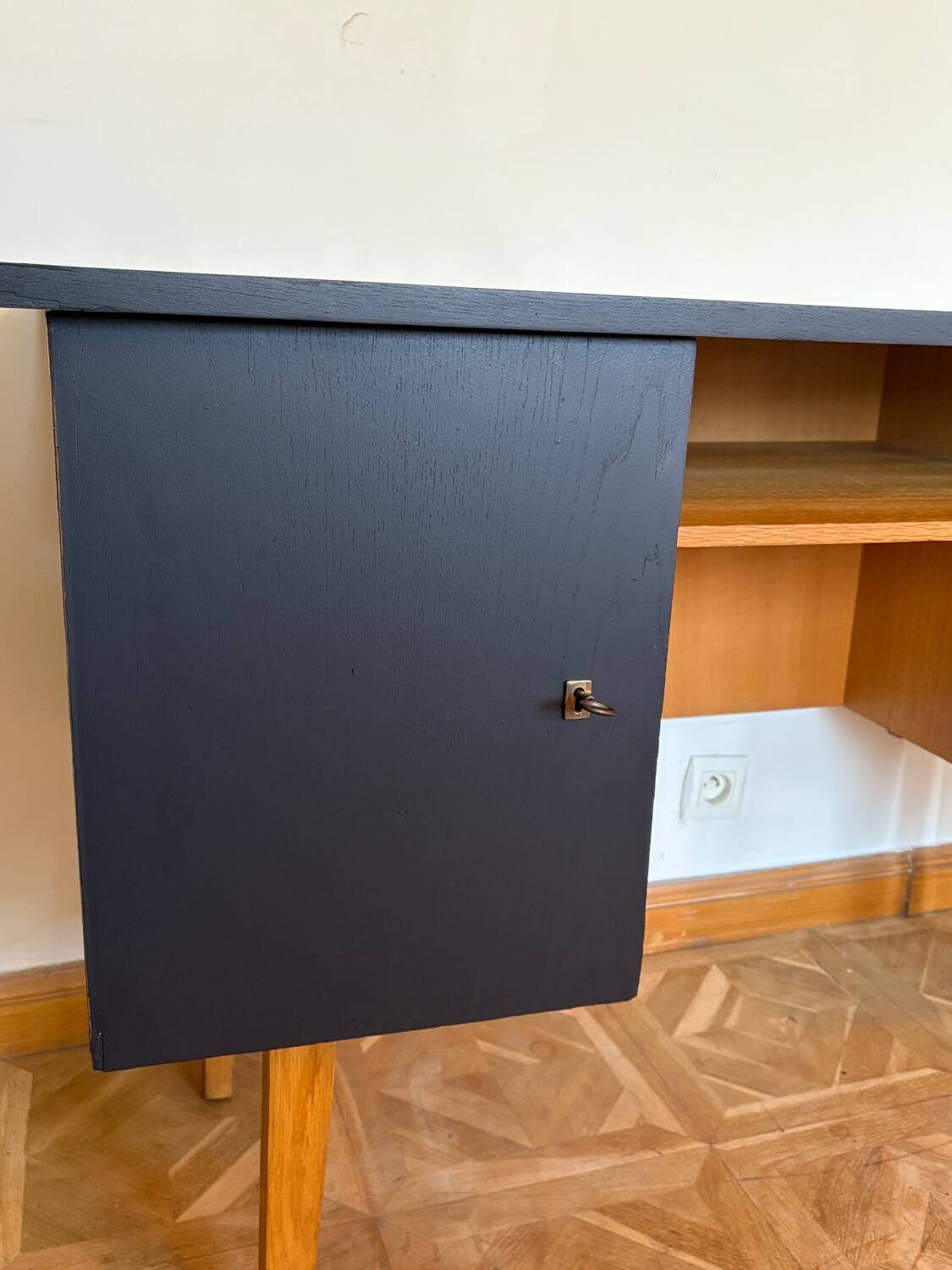 Adult desk with compass feet