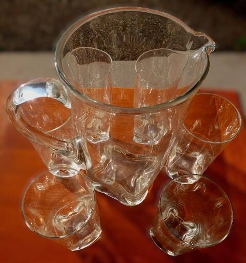 Very chic service including a pitcher and 6 tall glasses for orangeade
