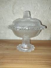 Bonbonnière sur pied en verre moulé – Décor texturé vintage