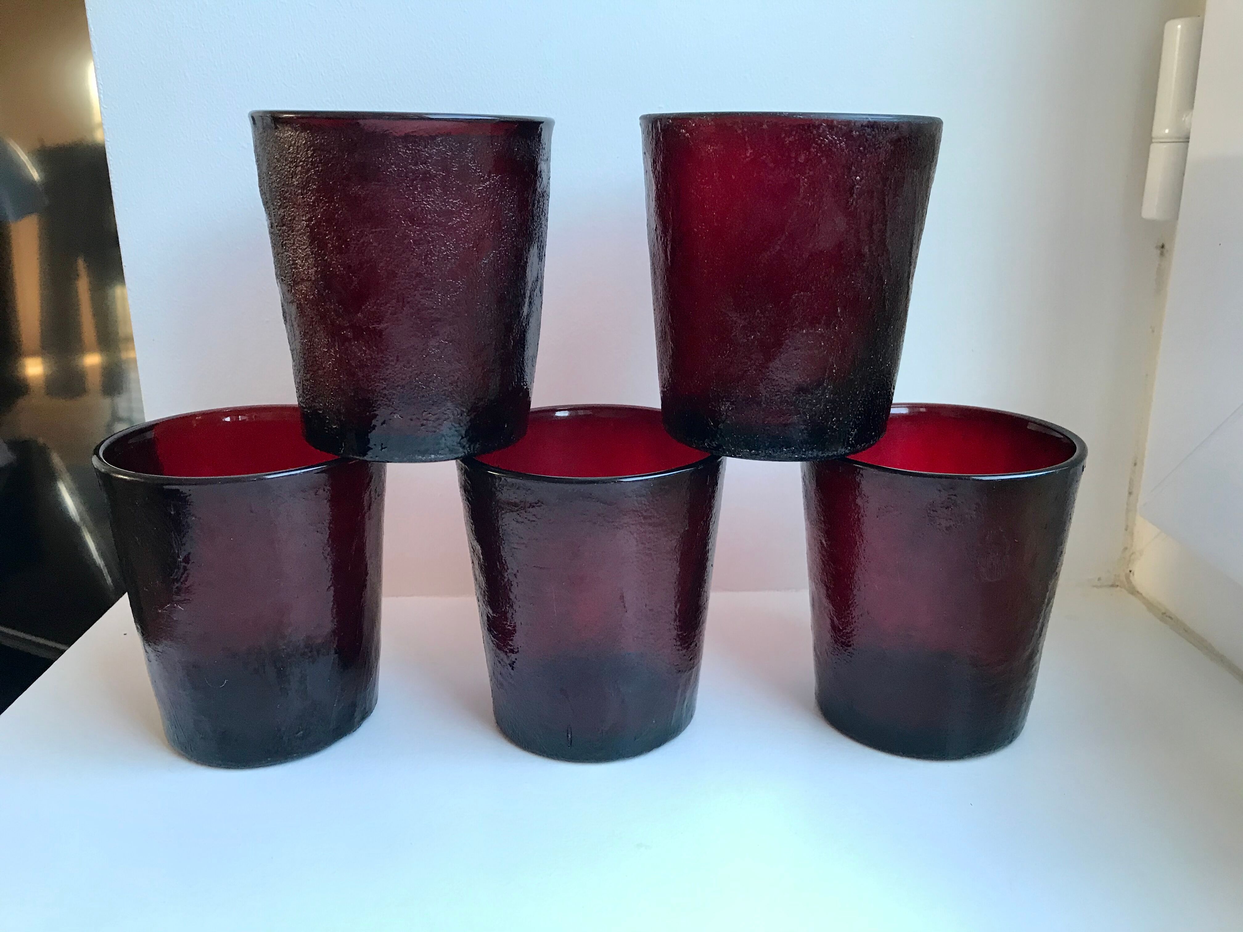 Set of 5 glasses in burgundy colored glass 70s
