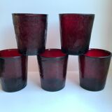 Lot de 5 verres en verre coloré bordeaux années 70