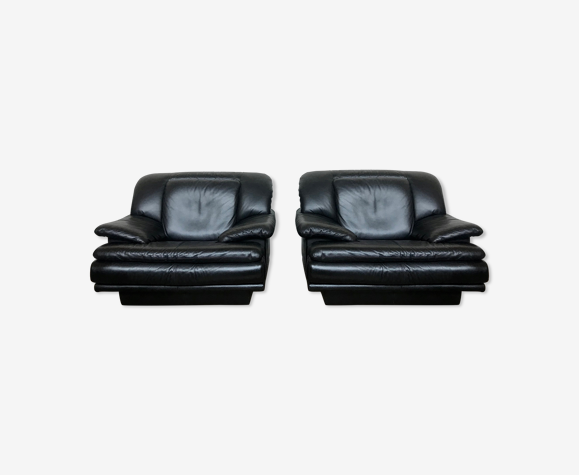 Paire de fauteuils chauffeuses en cuir noir 1980