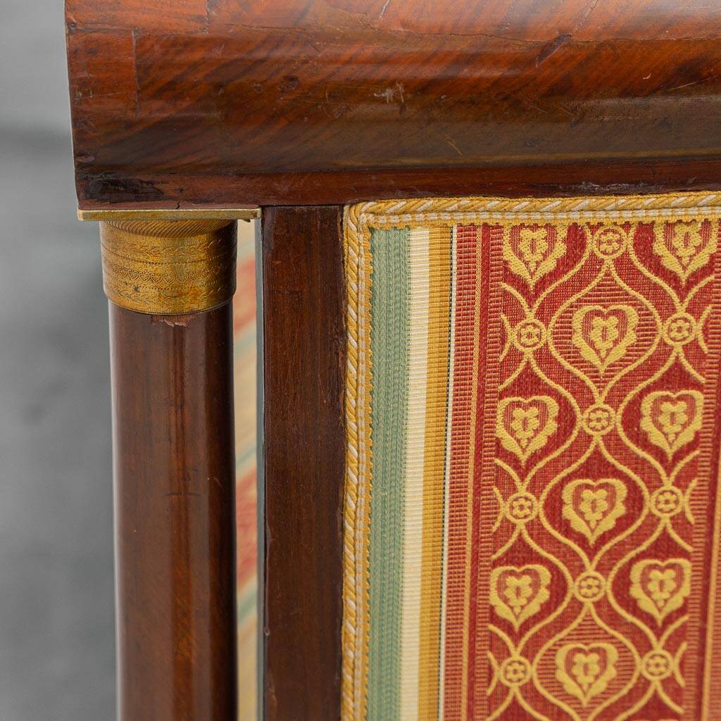 Canapé vintage 3 places en bois avec tissu rayé, années 1950, classique et élégant.