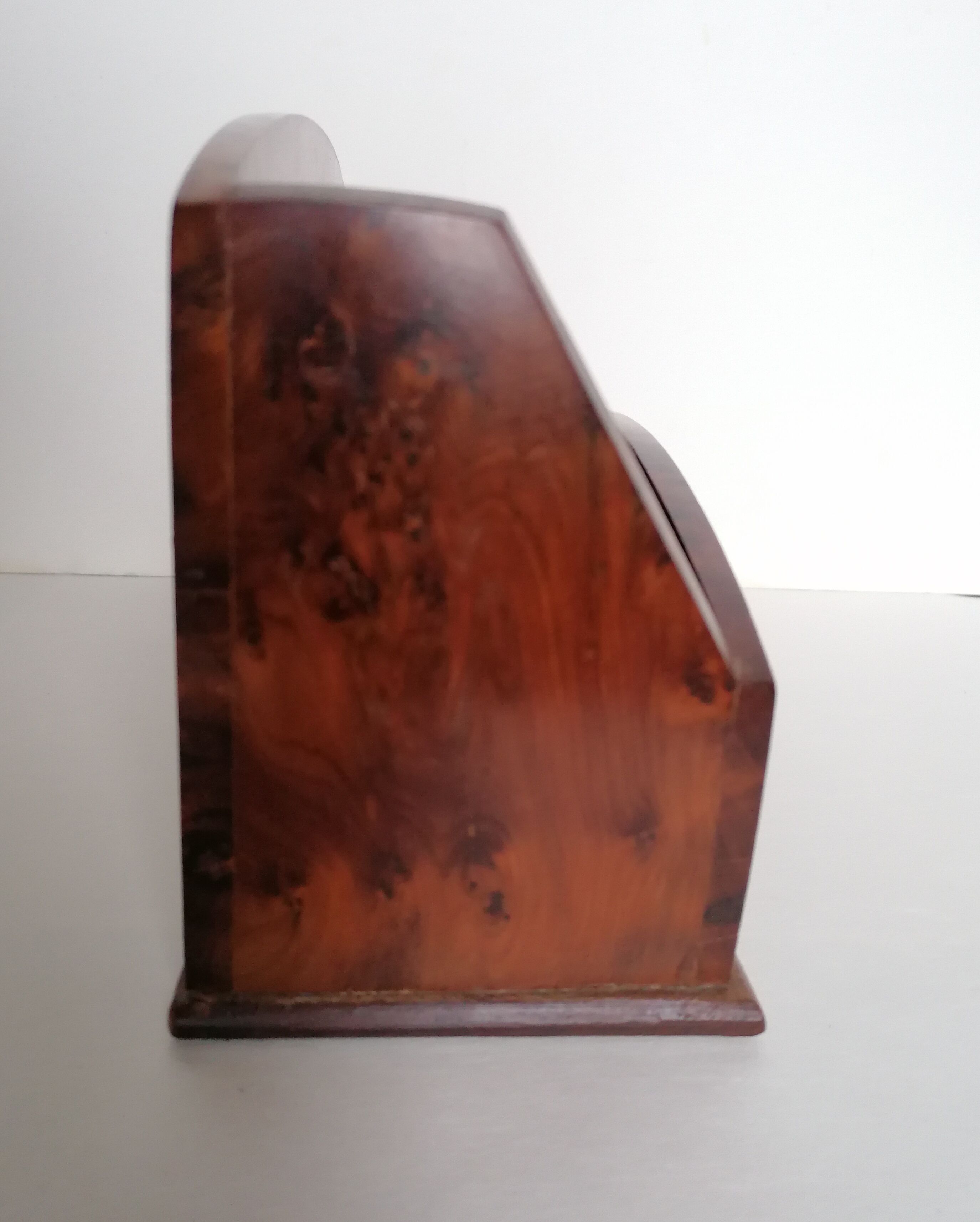 Letter holder thuja magnifying glass