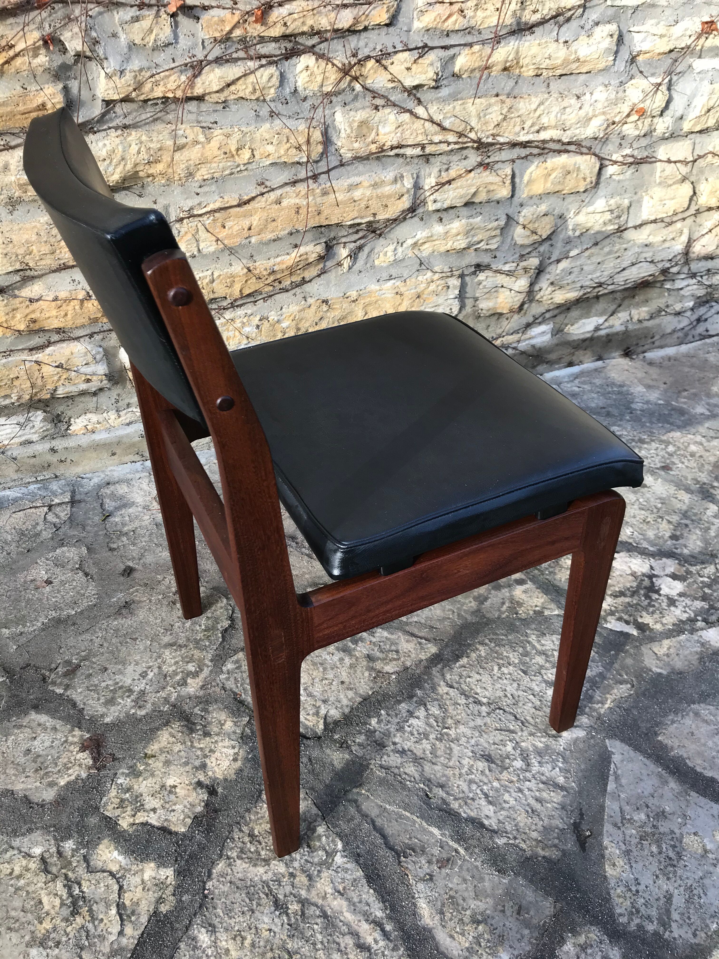 Chaise en bois et skaï