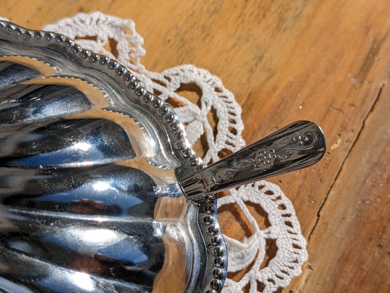 Vintage shell butter dish with your knife