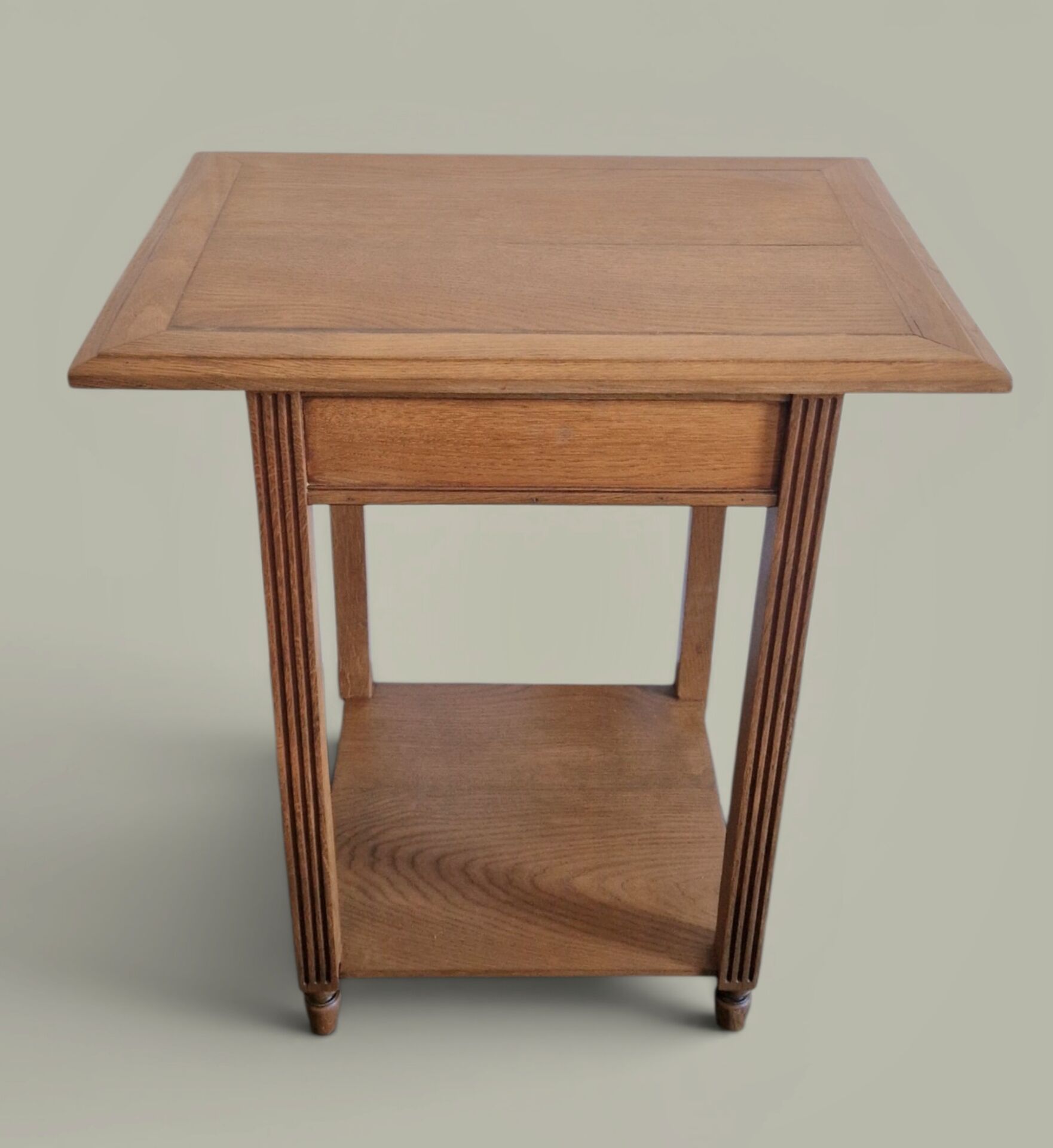 Table d’appoint chêne – Lignes architecturales, esprit moderniste 1940
