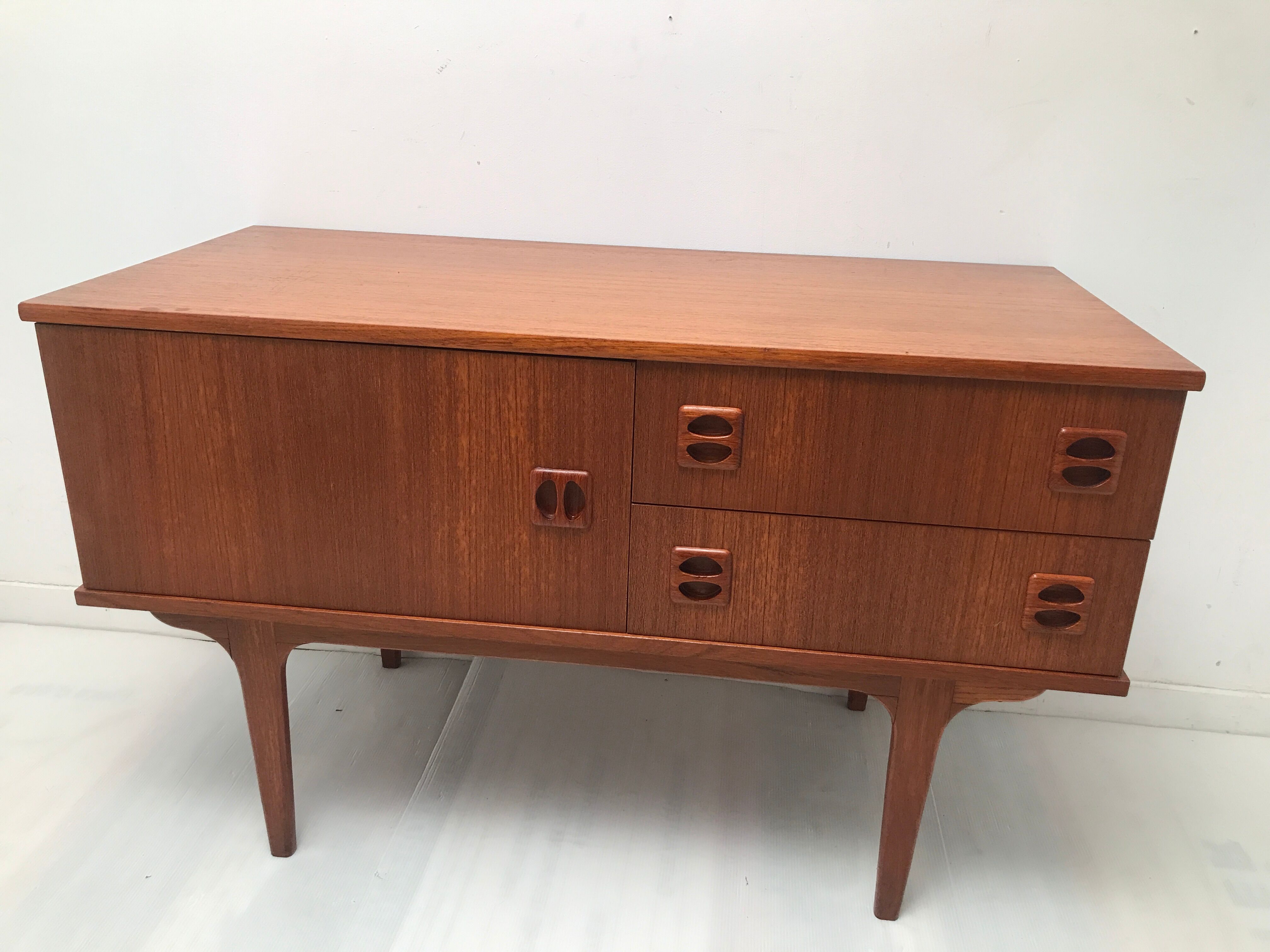 Scandinavian 60s row with spindle feet