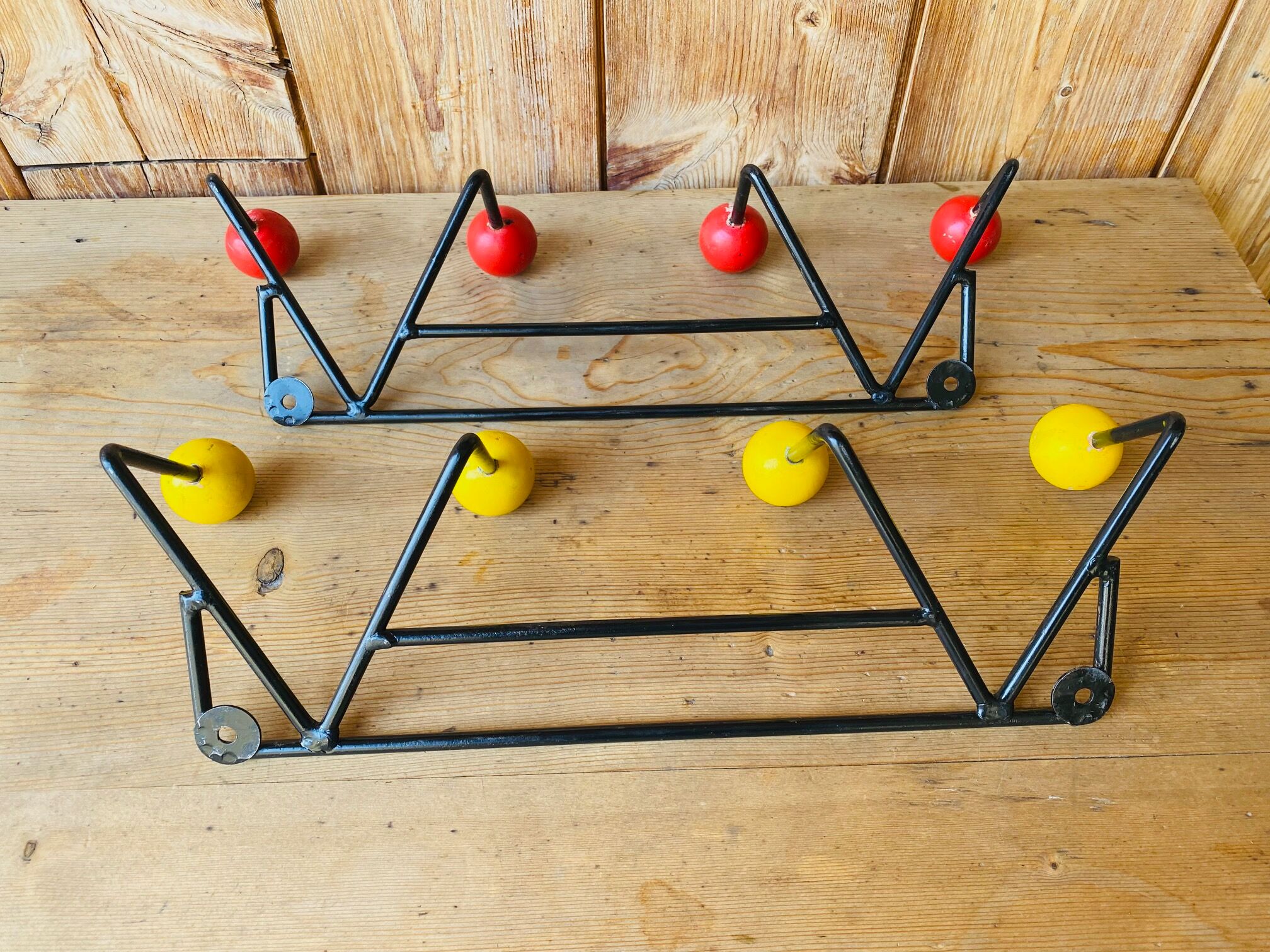 2 coat rack walls 4 balls balls 50s