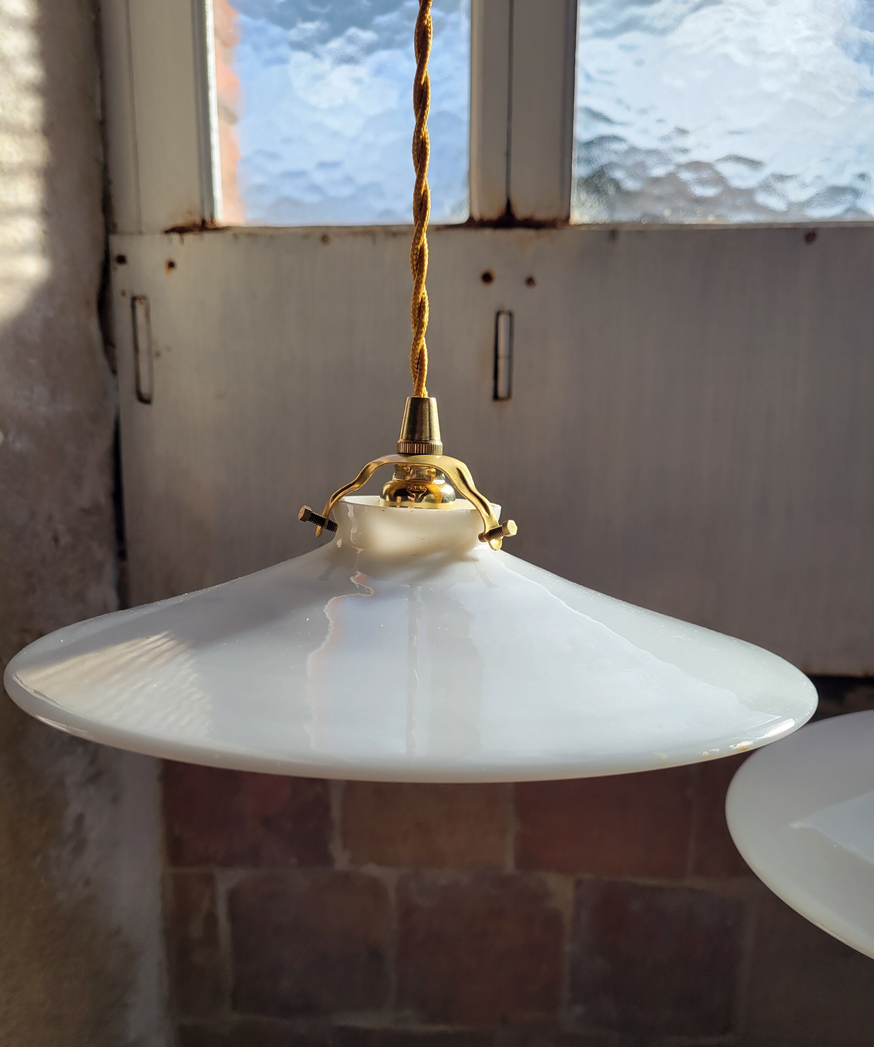 Duo of suspensions in white opaline