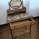 coiffeuse d'époque 1990 avec miroir  psyché orientable et marbre