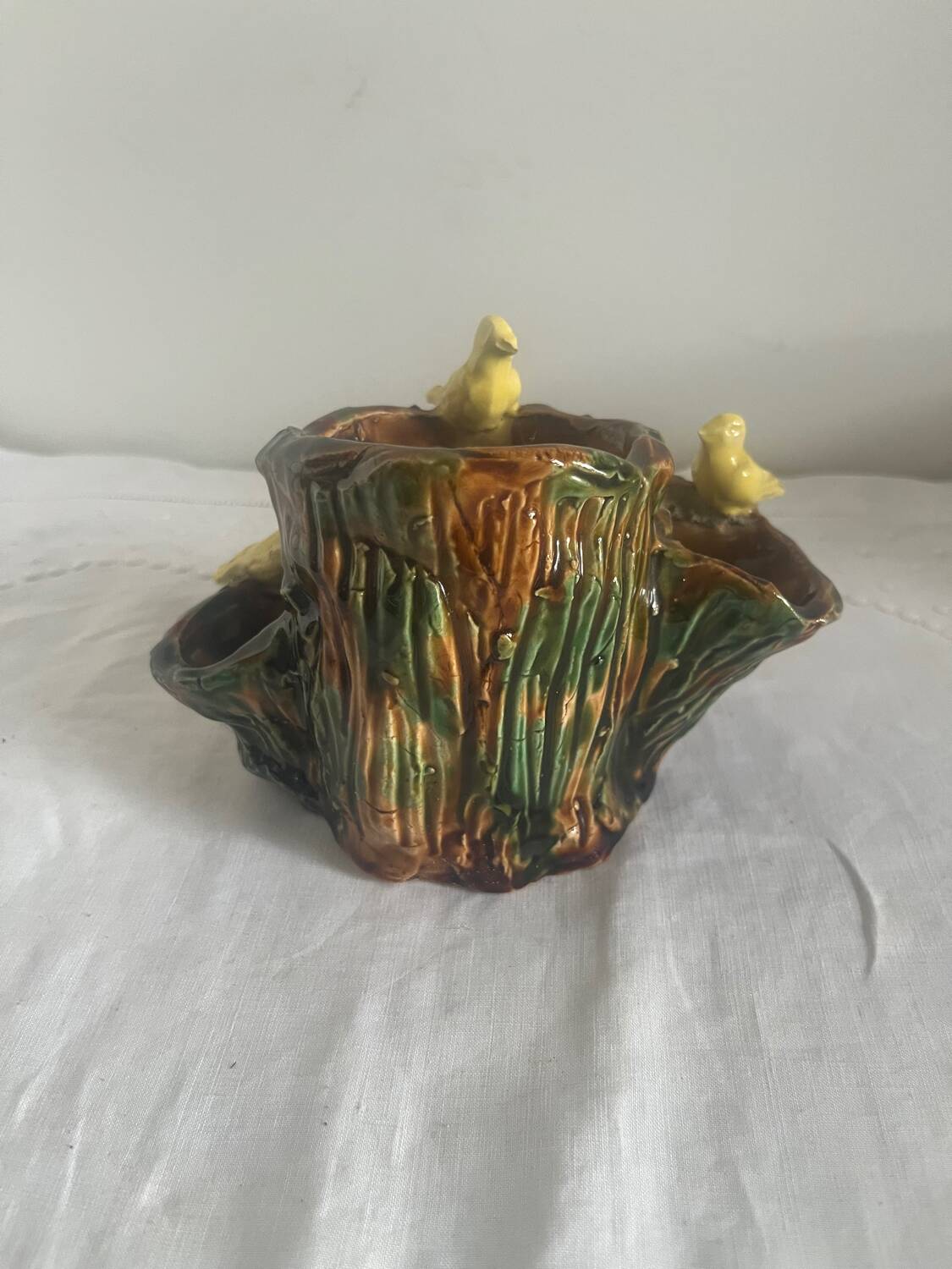 Old slipware birds on a tree trunk