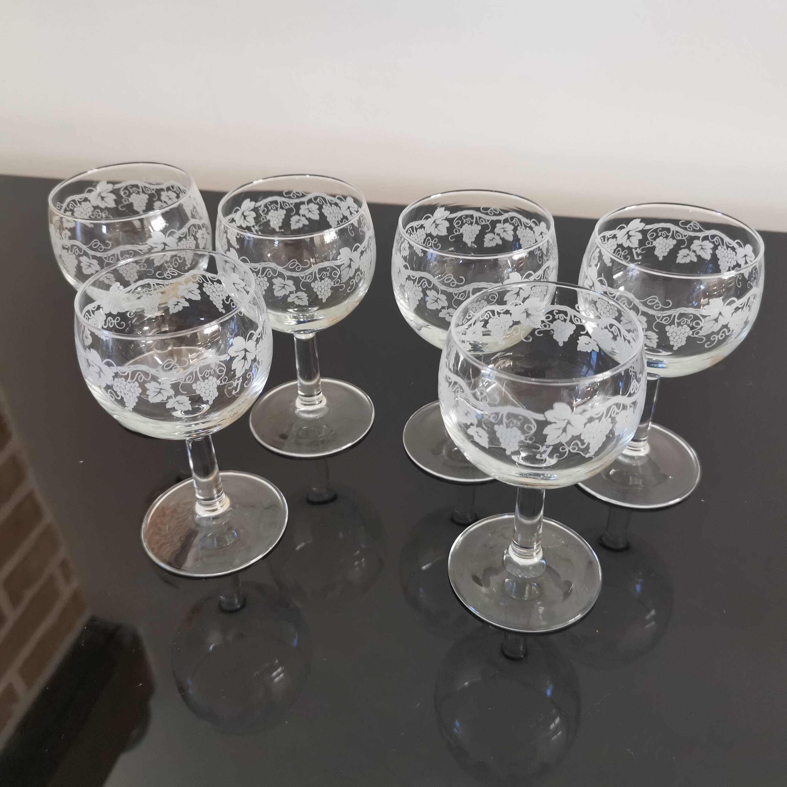 6 vintage “Henri Julien” white wine balloon glasses decorated with bunches of grapes LUMINARC