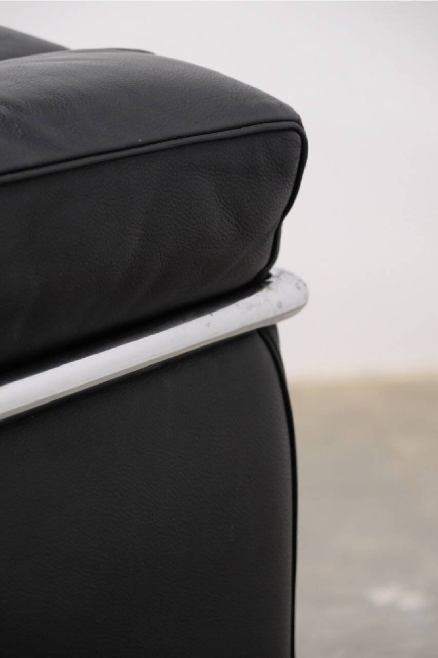 LC2 armchair in black leather – Design Le Corbusier, Pierre Jeanneret & Charlotte Perriand