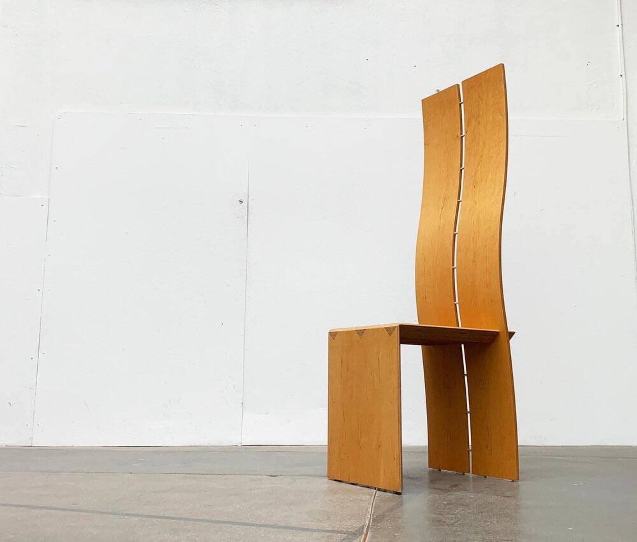 Chaise Postmoderne à dossier haut