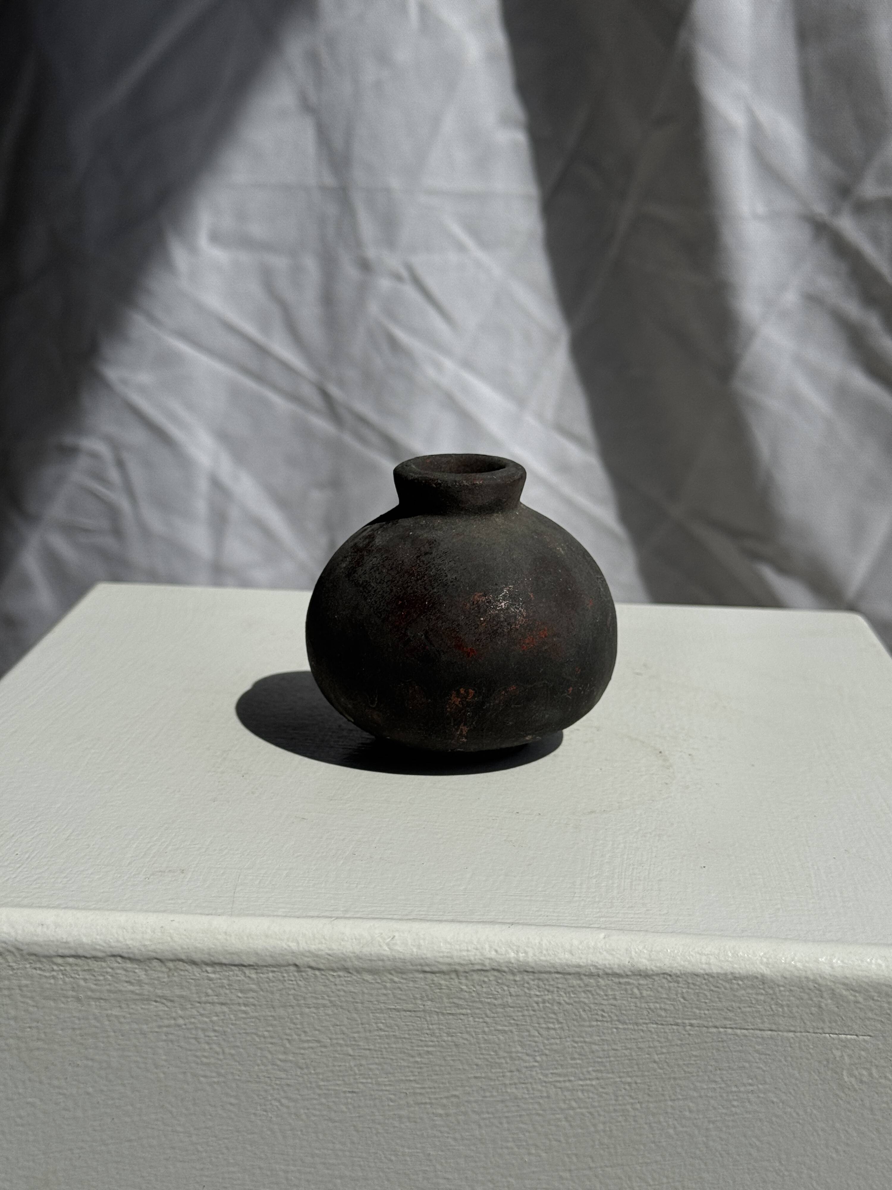 Minuscule black round pot in Indonesian terracotta H7 D7