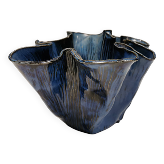 Vase très particulier en terre cuite émaillée bleutée « pliée ».