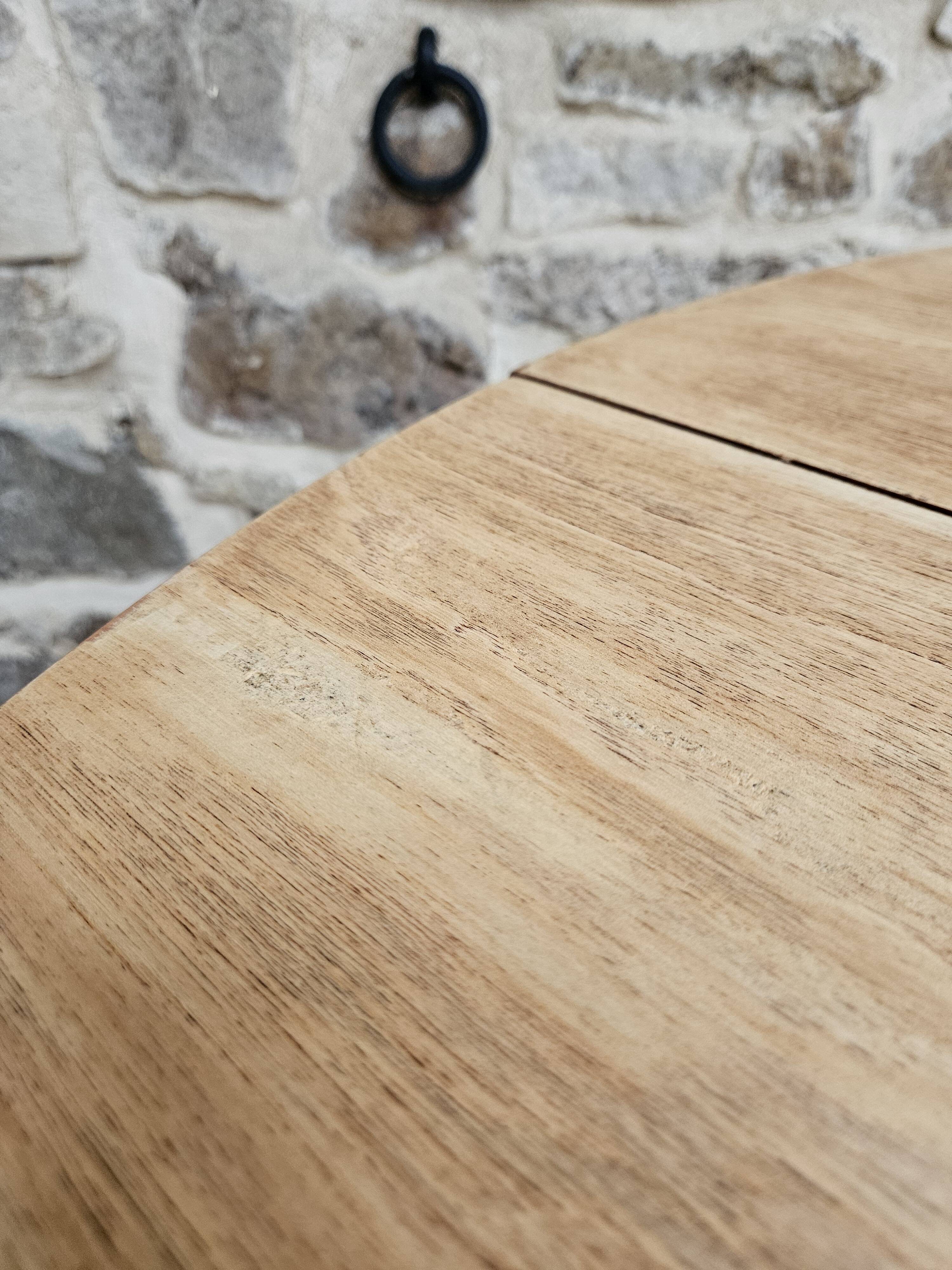 Baumann style round table