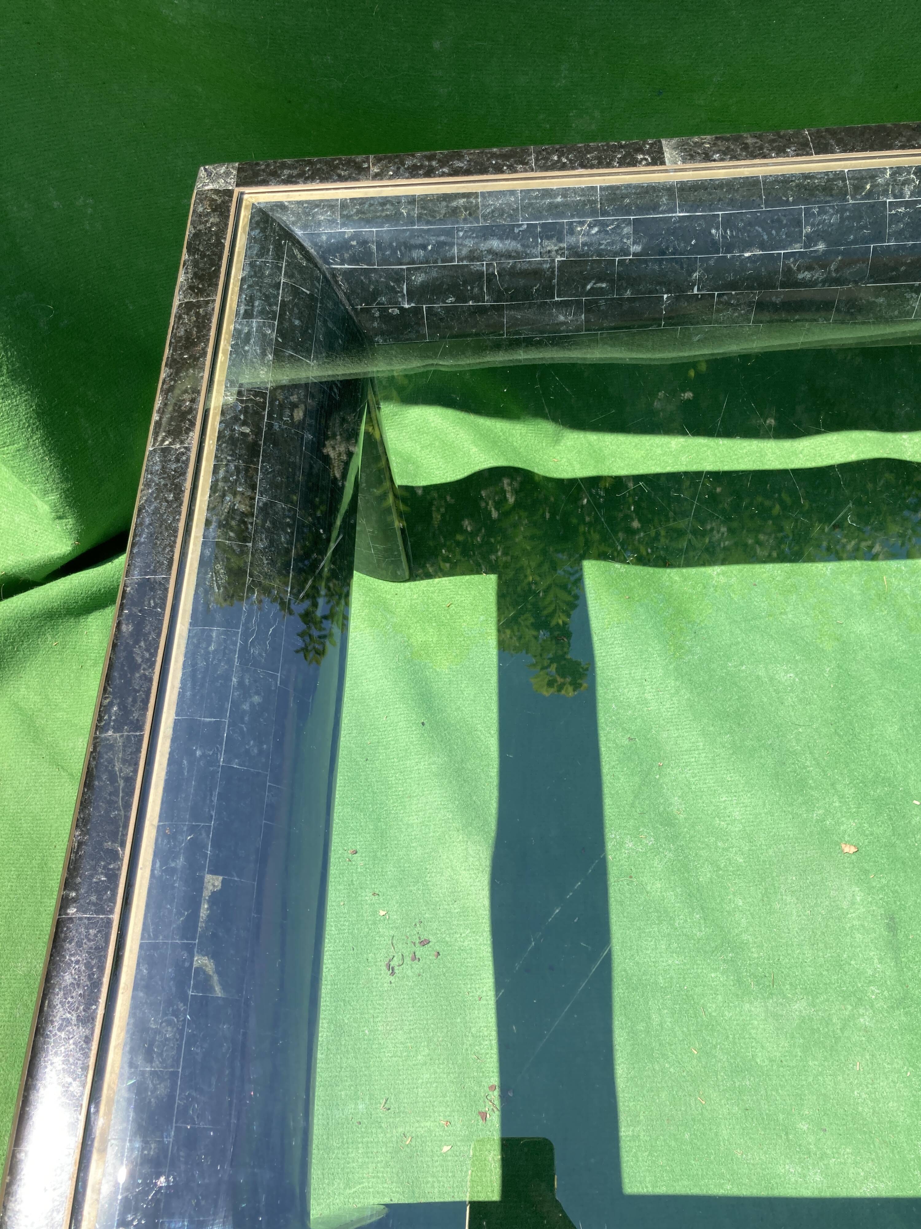 Table basse en pierre noire tesselated par Maitland Smith années 1970